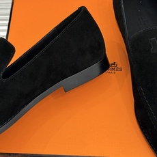 Hermès/爱马仕26WF新品 复古压印H平底乐福鞋 压印H标识真的绝 细腻麂皮上脚真的舒服 平底设计好走路 复古氛围 Hermès/爱马仕26WF新品 复古压印H平底乐福鞋 压印H标识真的绝 细腻麂皮上脚真的舒服 平底设计好走路 复古氛围