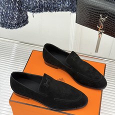Hermès/爱马仕26WF新品 复古压印H平底乐福鞋 压印H标识真的绝 细腻麂皮上脚真的舒服 平底设计好走路 复古氛围 Hermès/爱马仕26WF新品 复古压印H平底乐福鞋 压印H标识真的绝 细腻麂皮上脚真的舒服 平底设计好走路 复古氛围