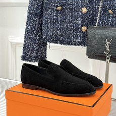 Hermès/爱马仕26WF新品 复古压印H平底乐福鞋 压印H标识真的绝 细腻麂皮上脚真的舒服 平底设计好走路 复古氛围 Hermès/爱马仕26WF新品 复古压印H平底乐福鞋 压印H标识真的绝 细腻麂皮上脚真的舒服 平底设计好走路 复古氛围