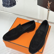 Hermès/爱马仕26WF新品 复古压印H平底乐福鞋 压印H标识真的绝 细腻麂皮上脚真的舒服 平底设计好走路 复古氛围 Hermès/爱马仕26WF新品 复古压印H平底乐福鞋 压印H标识真的绝 细腻麂皮上脚真的舒服 平底设计好走路 复古氛围