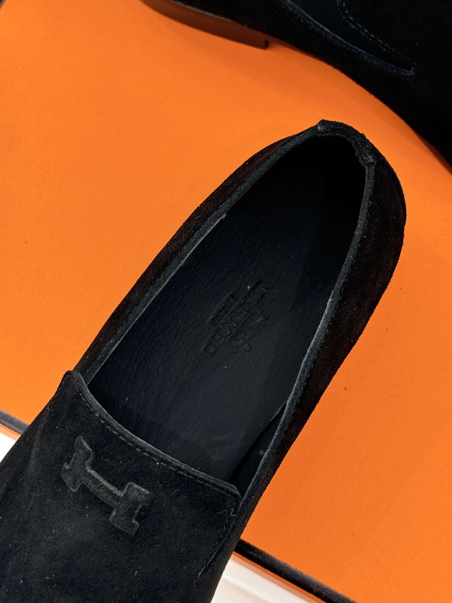 Hermès/爱马仕26WF新品 复古压印H平底乐福鞋 压印H标识真的绝 细腻麂皮上脚真的舒服 平底设计好走路 复古氛围 Hermès/爱马仕26WF新品 复古压印H平底乐福鞋 压印H标识真的绝 细腻麂皮上脚真的舒服 平底设计好走路 复古氛围
