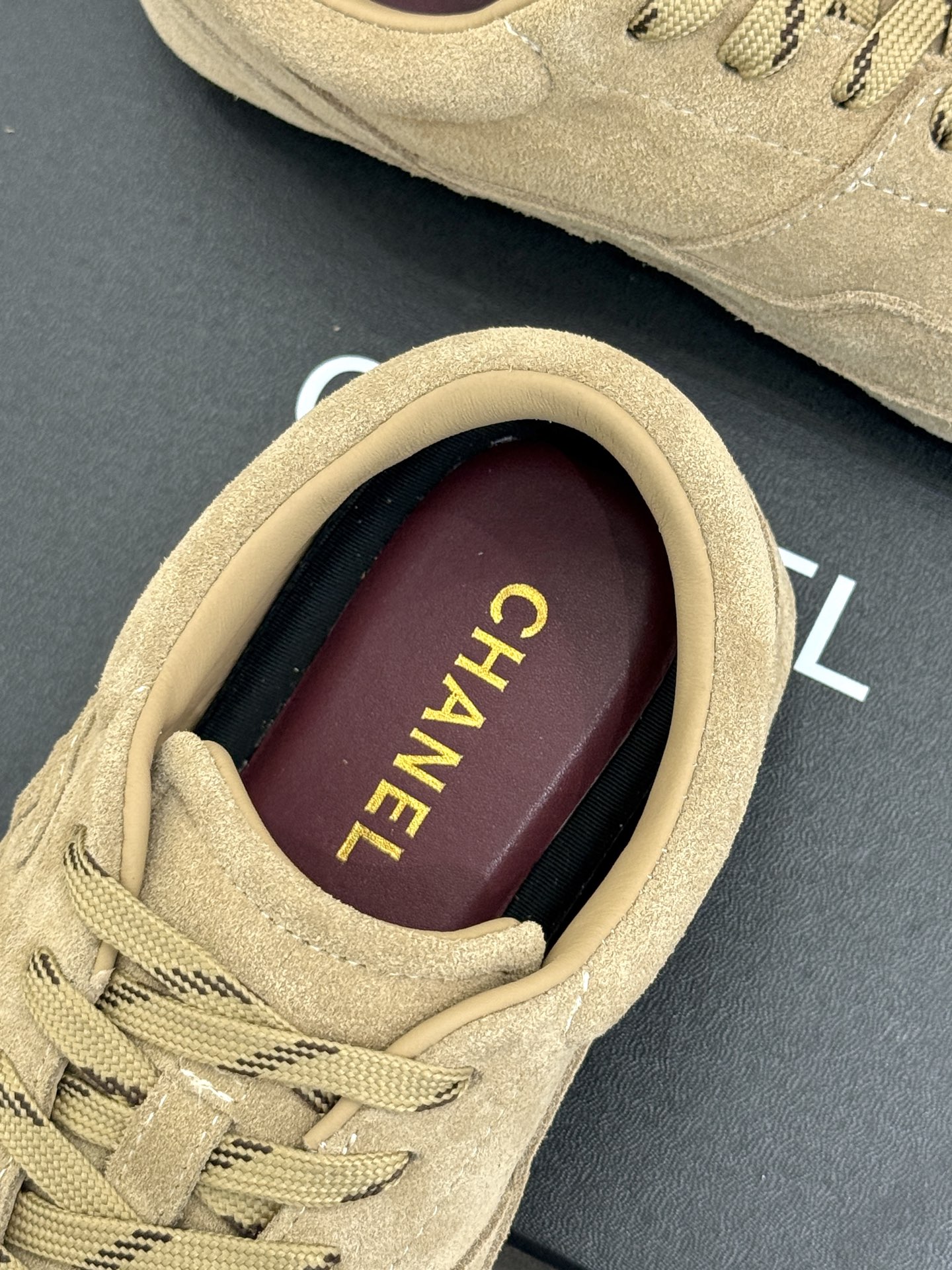 男码+10 CHANE*|小香26K新品双C 复古休闲情侣款运动鞋德训鞋 复古跑鞋轮廓超经典 麂皮拼接质感拉满 侧面双C 男码+10 CHANE*|小香26K新品双C 复古休闲情侣款运动鞋德训鞋 复古跑鞋轮廓超经典 麂皮拼接质感拉满 侧面双C