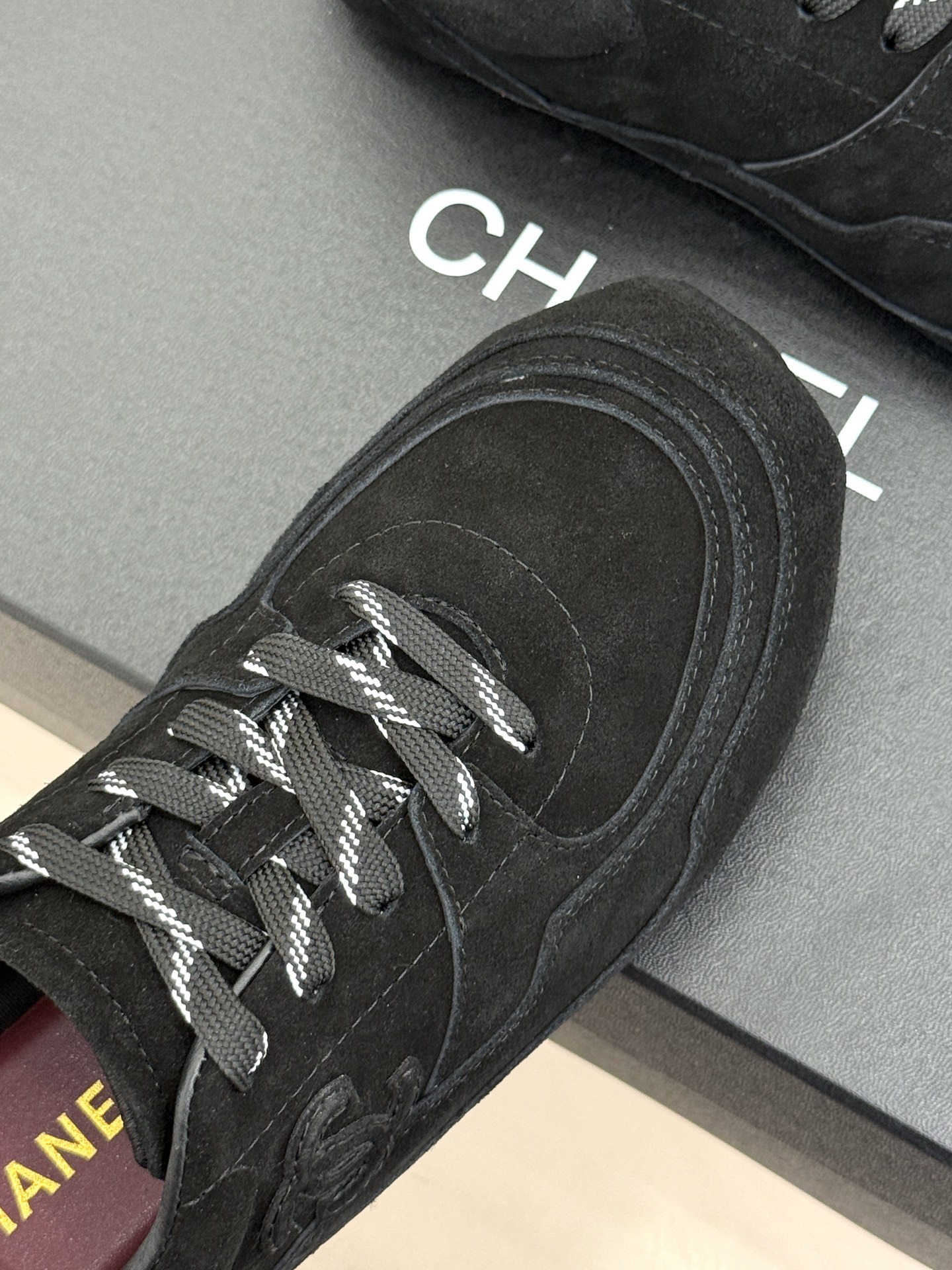 男码+10 CHANE*|小香26K新品双C 复古休闲情侣款运动鞋德训鞋 复古跑鞋轮廓超经典 麂皮拼接质感拉满 侧面双C 男码+10 CHANE*|小香26K新品双C 复古休闲情侣款运动鞋德训鞋 复古跑鞋轮廓超经典 麂皮拼接质感拉满 侧面双C