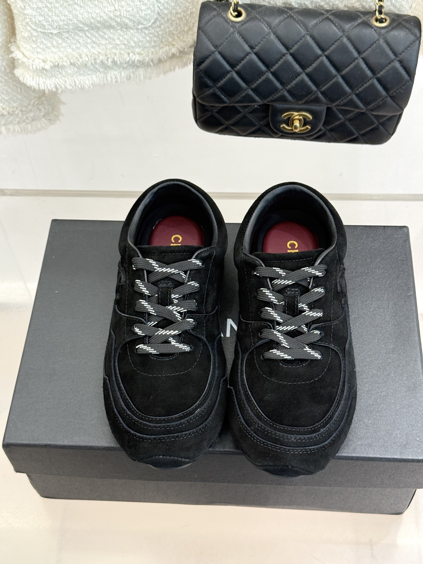 男码+10 CHANE*|小香26K新品双C 复古休闲情侣款运动鞋德训鞋 复古跑鞋轮廓超经典 麂皮拼接质感拉满 侧面双C 男码+10 CHANE*|小香26K新品双C 复古休闲情侣款运动鞋德训鞋 复古跑鞋轮廓超经典 麂皮拼接质感拉满 侧面双C