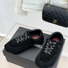 男码+10 CHANE*|小香26K新品双C 复古休闲情侣款运动鞋德训鞋 复古跑鞋轮廓超经典 麂皮拼接质感拉满 侧面双C 男码+10 CHANE*|小香26K新品双C 复古休闲情侣款运动鞋德训鞋 复古跑鞋轮廓超经典 麂皮拼接质感拉满 侧面双C