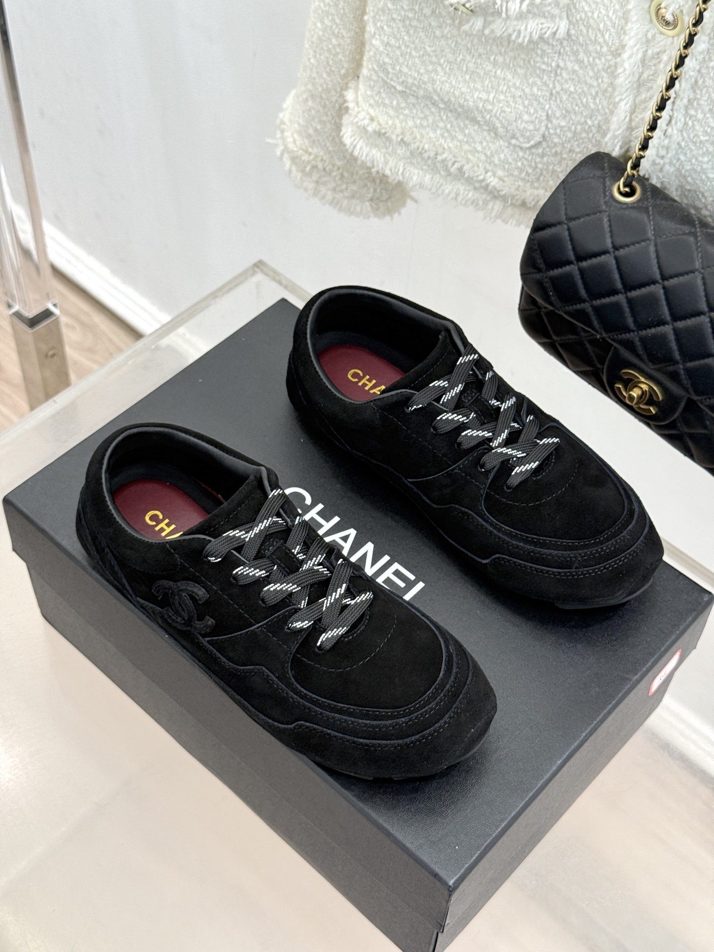 男码+10 CHANE*|小香26K新品双C 复古休闲情侣款运动鞋德训鞋 复古跑鞋轮廓超经典 麂皮拼接质感拉满 侧面双C 男码+10 CHANE*|小香26K新品双C 复古休闲情侣款运动鞋德训鞋 复古跑鞋轮廓超经典 麂皮拼接质感拉满 侧面双C