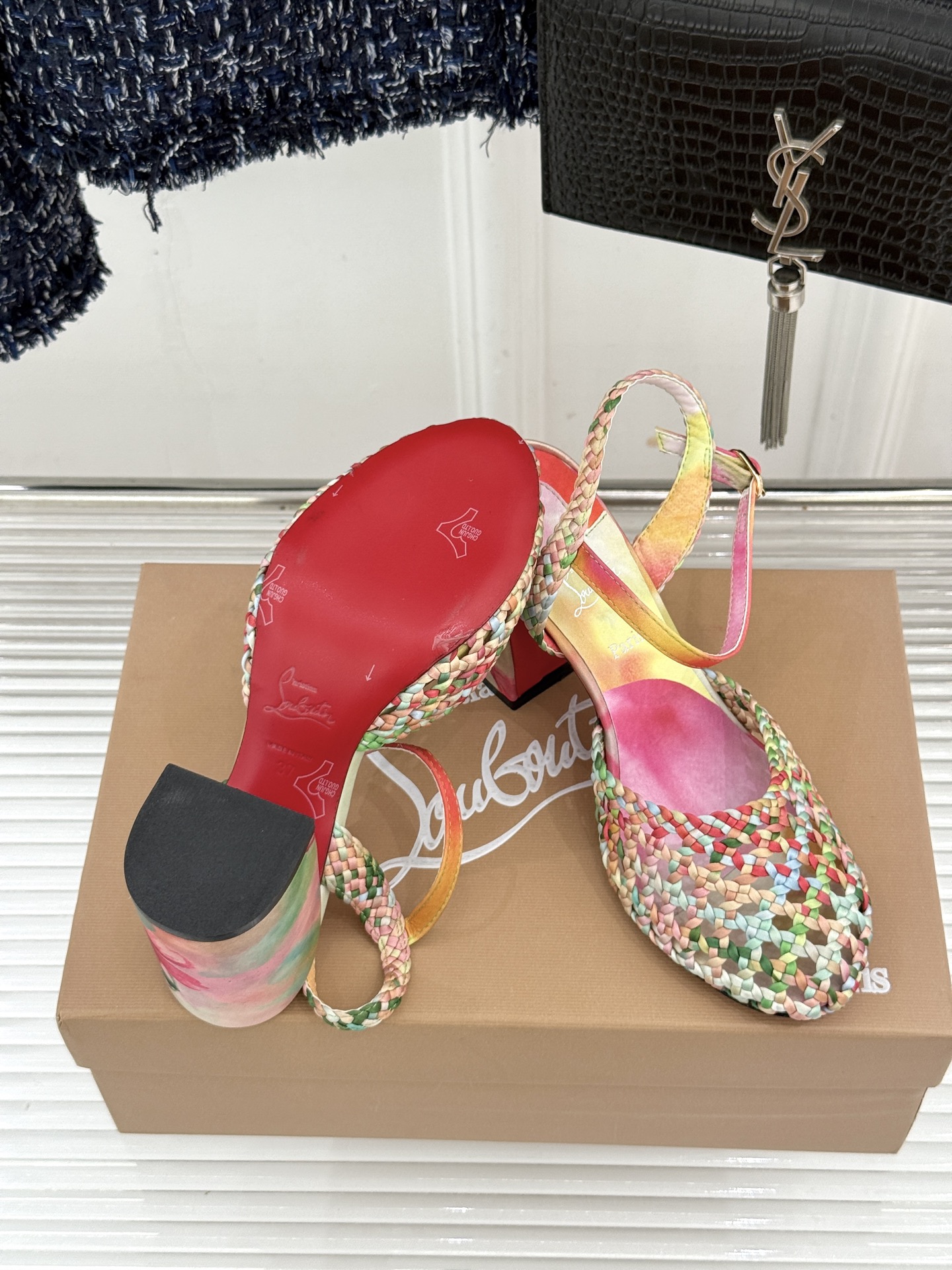 ChristinLouboutin/CL26WF新品 编织镂空红底粗跟凉鞋 编织镂空透气感拉满 经典红底一眼沦陷 粗跟稳 ChristinLouboutin/CL26WF新品 编织镂空红底粗跟凉鞋 编织镂空透气感拉满 经典红底一眼沦陷 粗跟稳