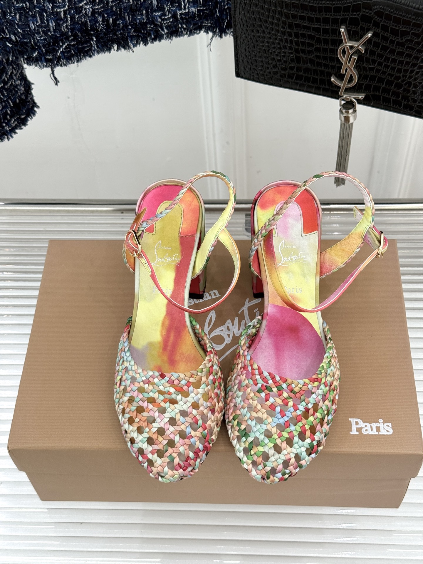 ChristinLouboutin/CL26WF新品 编织镂空红底粗跟凉鞋 编织镂空透气感拉满 经典红底一眼沦陷 粗跟稳 ChristinLouboutin/CL26WF新品 编织镂空红底粗跟凉鞋 编织镂空透气感拉满 经典红底一眼沦陷 粗跟稳