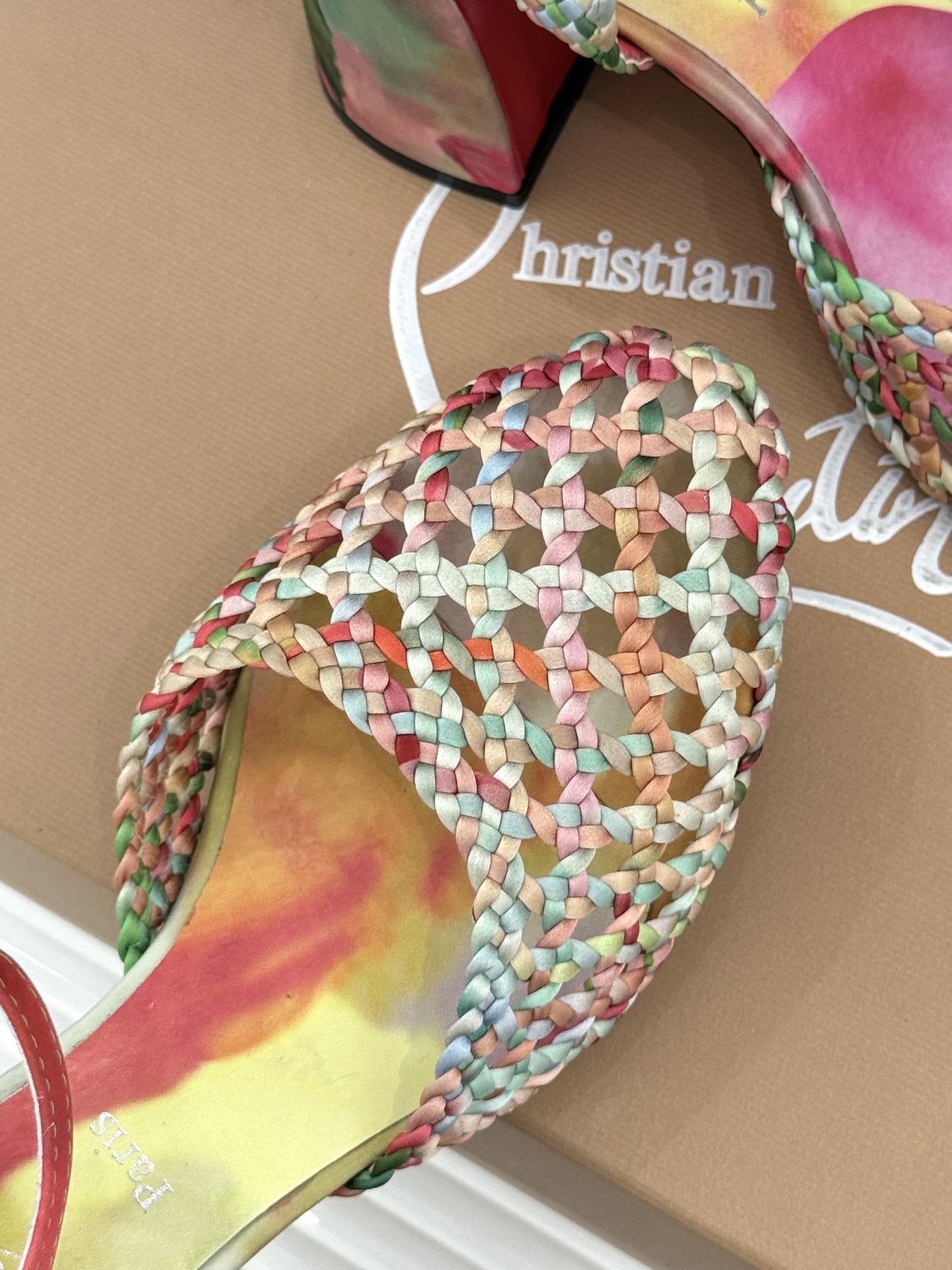 ChristinLouboutin/CL26WF新品 编织镂空红底粗跟凉鞋 编织镂空透气感拉满 经典红底一眼沦陷 粗跟稳 ChristinLouboutin/CL26WF新品 编织镂空红底粗跟凉鞋 编织镂空透气感拉满 经典红底一眼沦陷 粗跟稳