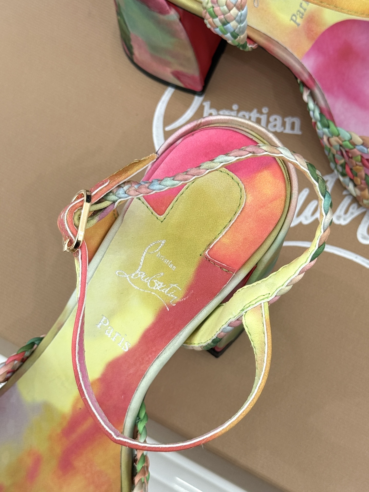 ChristinLouboutin/CL26WF新品 编织镂空红底粗跟凉鞋 编织镂空透气感拉满 经典红底一眼沦陷 粗跟稳 ChristinLouboutin/CL26WF新品 编织镂空红底粗跟凉鞋 编织镂空透气感拉满 经典红底一眼沦陷 粗跟稳