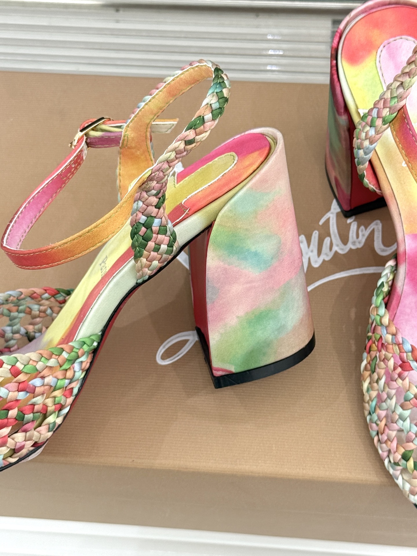 ChristinLouboutin/CL26WF新品 编织镂空红底粗跟凉鞋 编织镂空透气感拉满 经典红底一眼沦陷 粗跟稳 ChristinLouboutin/CL26WF新品 编织镂空红底粗跟凉鞋 编织镂空透气感拉满 经典红底一眼沦陷 粗跟稳