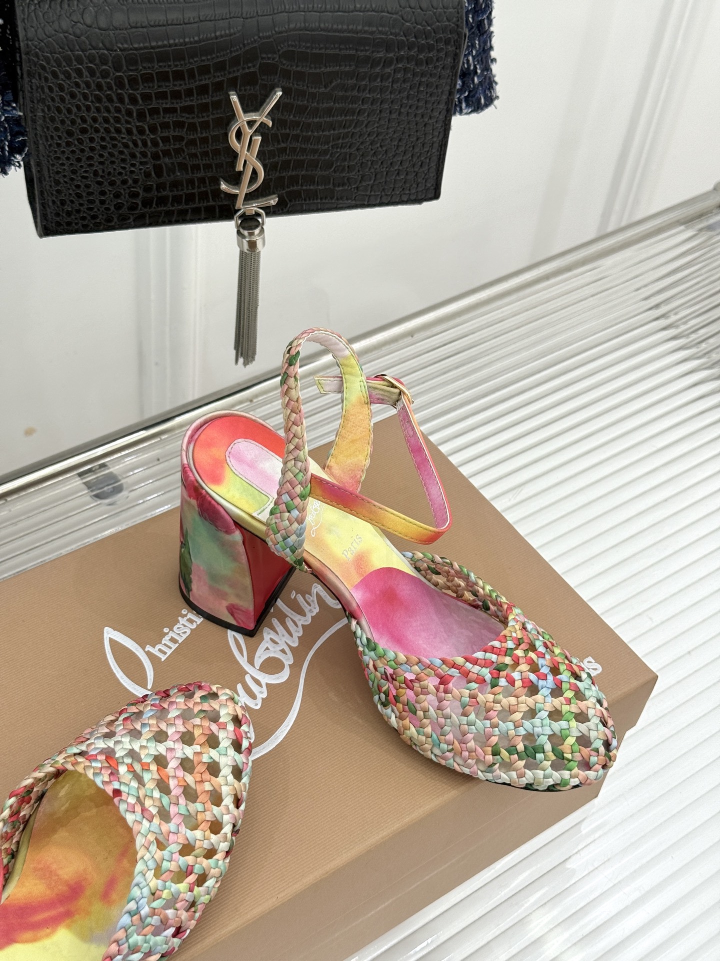 ChristinLouboutin/CL26WF新品 编织镂空红底粗跟凉鞋 编织镂空透气感拉满 经典红底一眼沦陷 粗跟稳 ChristinLouboutin/CL26WF新品 编织镂空红底粗跟凉鞋 编织镂空透气感拉满 经典红底一眼沦陷 粗跟稳