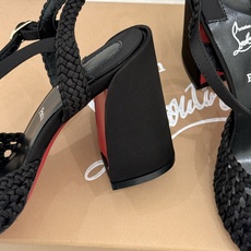 ChristinLouboutin/CL26WF新品 编织镂空红底粗跟凉鞋 编织镂空透气感拉满 经典红底一眼沦陷 粗跟稳 ChristinLouboutin/CL26WF新品 编织镂空红底粗跟凉鞋 编织镂空透气感拉满 经典红底一眼沦陷 粗跟稳