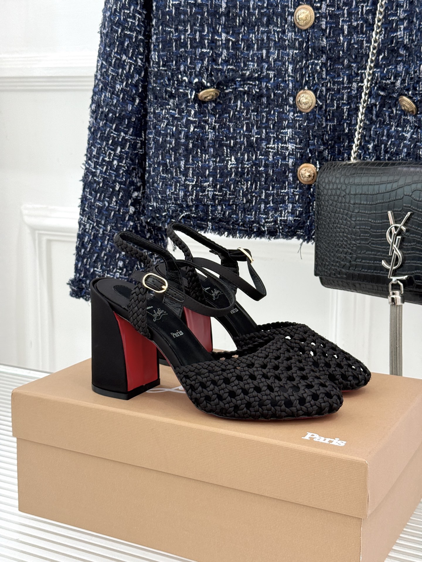 ChristinLouboutin/CL26WF新品 编织镂空红底粗跟凉鞋 编织镂空透气感拉满 经典红底一眼沦陷 粗跟稳 ChristinLouboutin/CL26WF新品 编织镂空红底粗跟凉鞋 编织镂空透气感拉满 经典红底一眼沦陷 粗跟稳