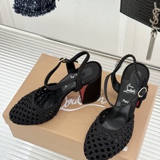 ChristinLouboutin/CL26WF新品 编织镂空红底粗跟凉鞋 编织镂空透气感拉满 经典红底一眼沦陷 粗跟稳 ChristinLouboutin/CL26WF新品 编织镂空红底粗跟凉鞋 编织镂空透气感拉满 经典红底一眼沦陷 粗跟稳