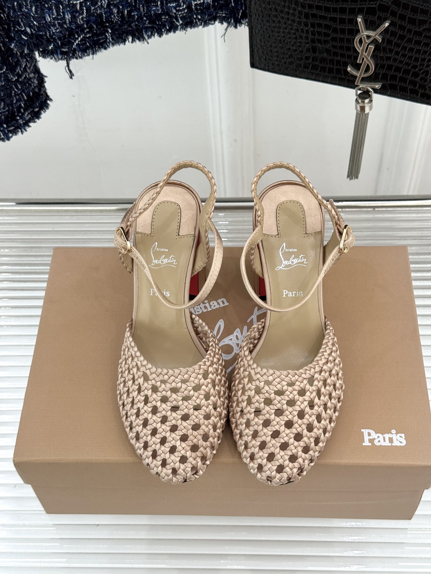 ChristinLouboutin/CL26WF新品 编织镂空红底粗跟凉鞋 编织镂空透气感拉满 经典红底一眼沦陷 粗跟稳