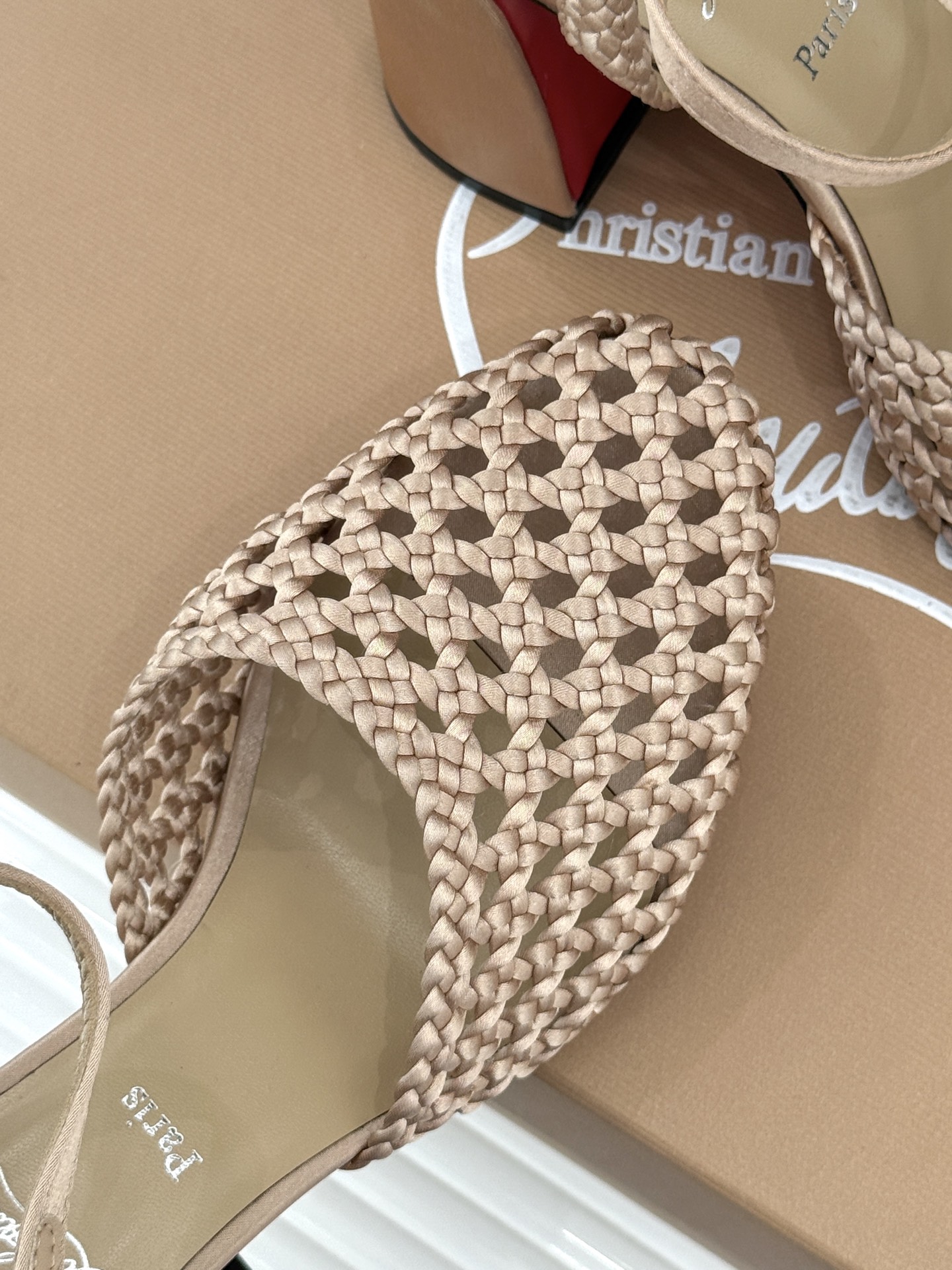 ChristinLouboutin/CL26WF新品 编织镂空红底粗跟凉鞋 编织镂空透气感拉满 经典红底一眼沦陷 粗跟稳