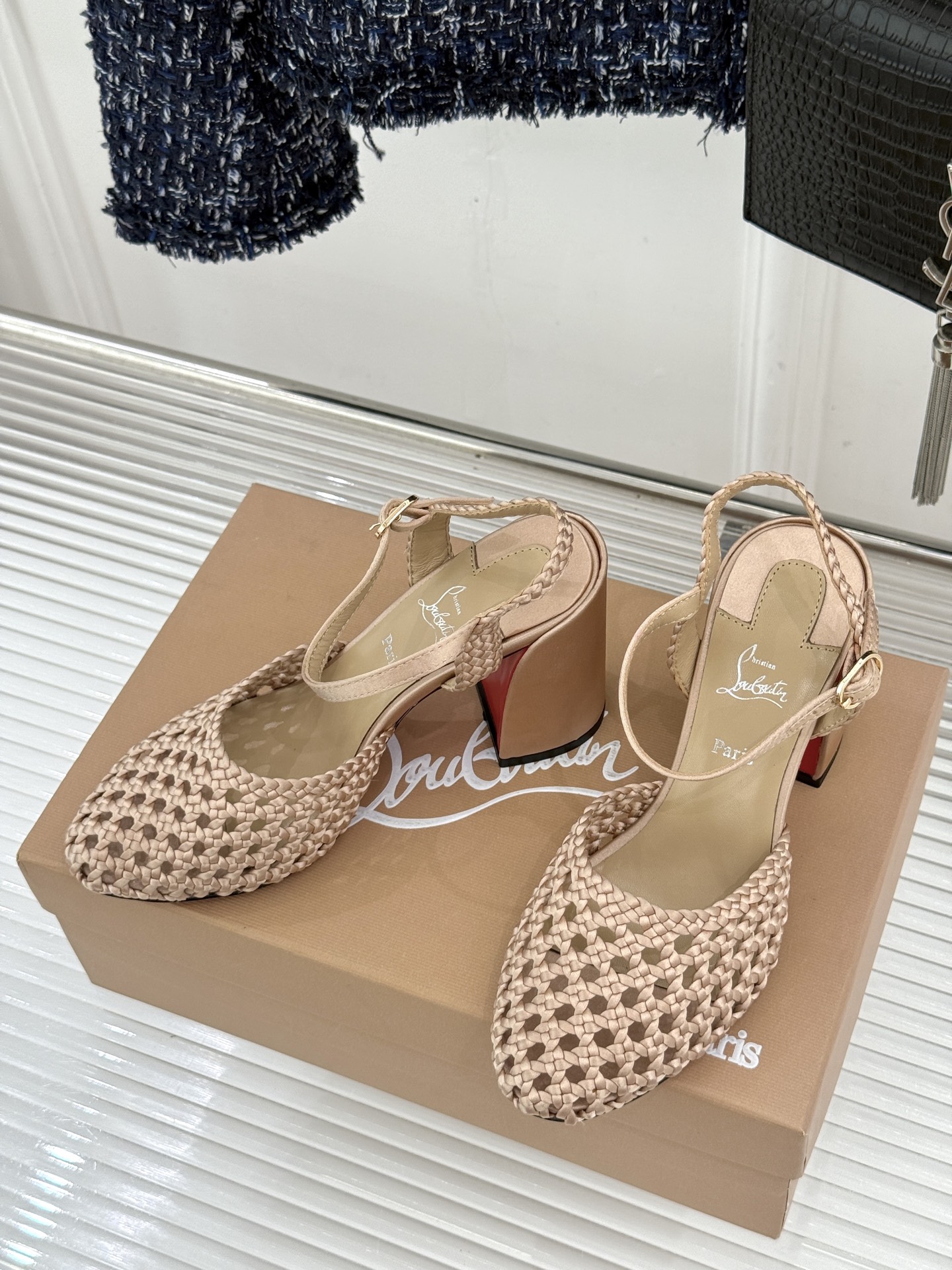 ChristinLouboutin/CL26WF新品 编织镂空红底粗跟凉鞋 编织镂空透气感拉满 经典红底一眼沦陷 粗跟稳