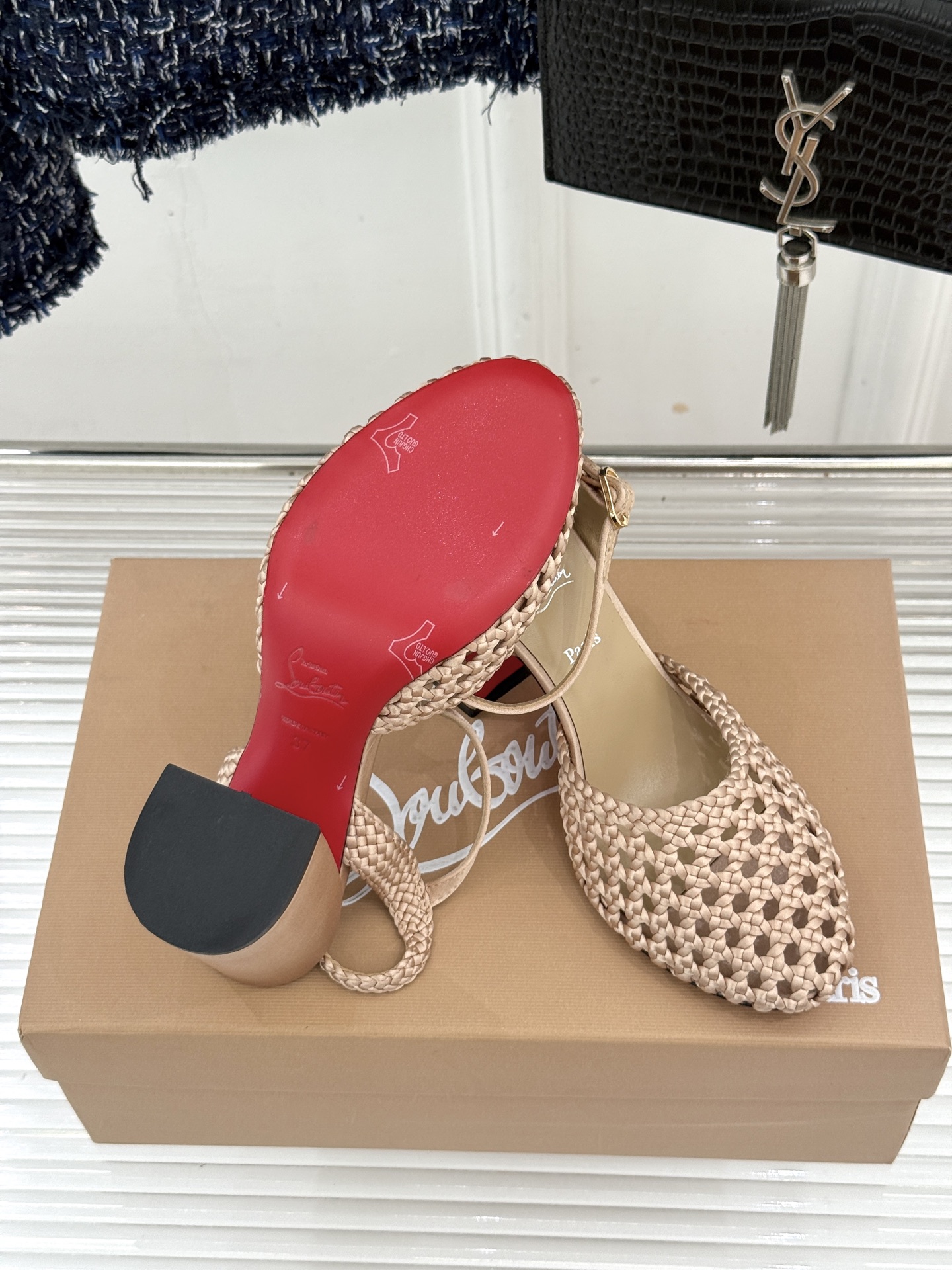 ChristinLouboutin/CL26WF新品 编织镂空红底粗跟凉鞋 编织镂空透气感拉满 经典红底一眼沦陷 粗跟稳
