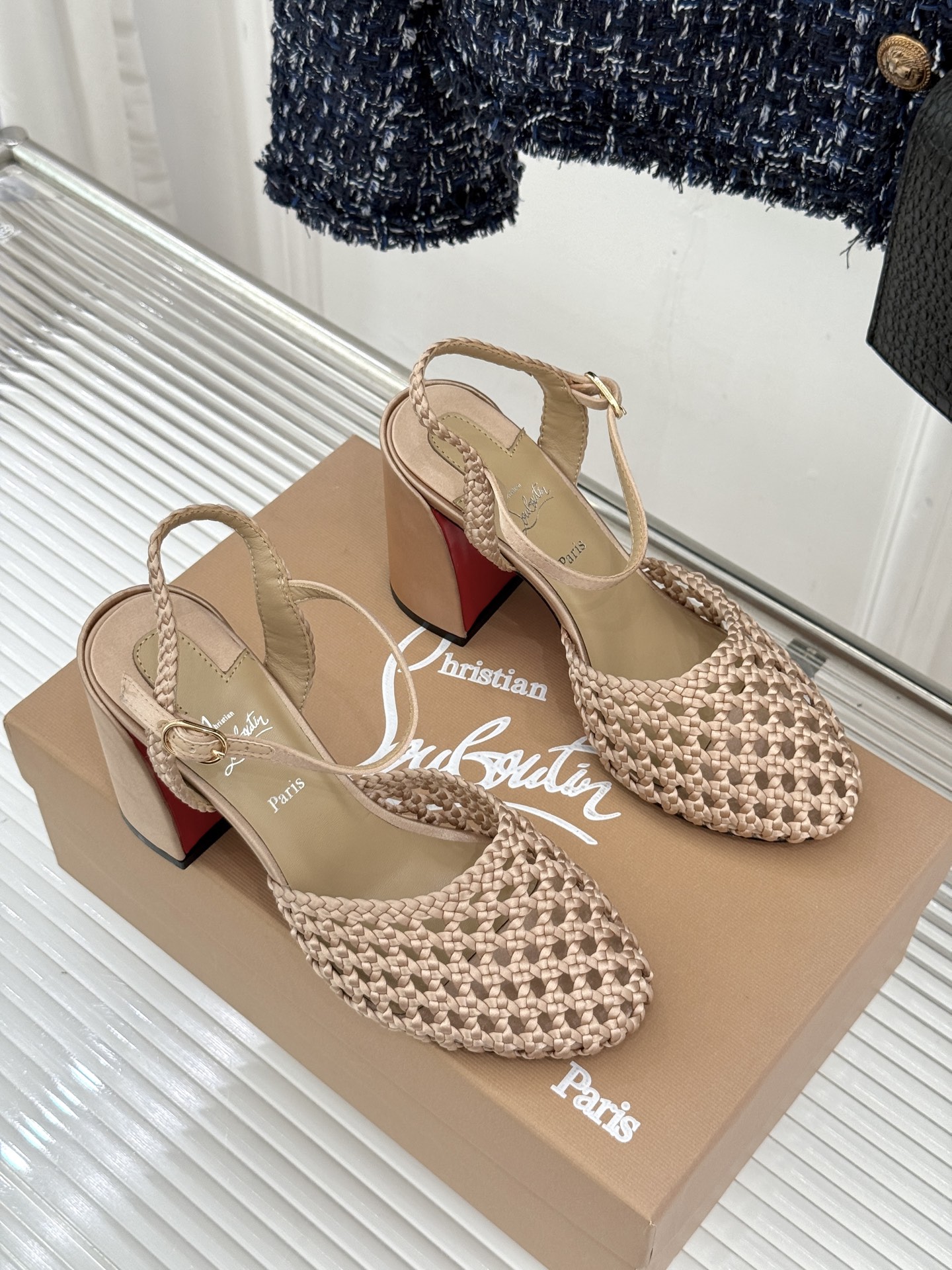 ChristinLouboutin/CL26WF新品 编织镂空红底粗跟凉鞋 编织镂空透气感拉满 经典红底一眼沦陷 粗跟稳