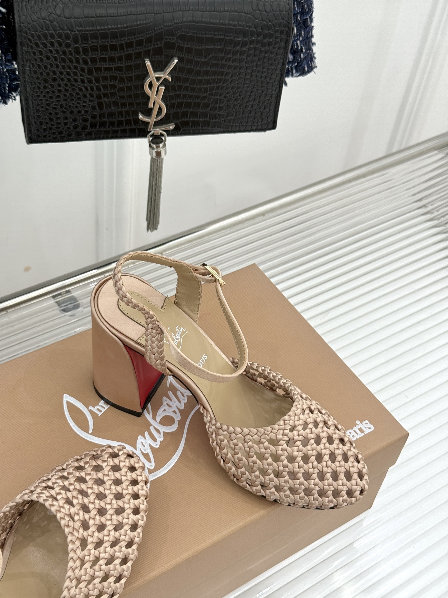 ChristinLouboutin/CL26WF新品 编织镂空红底粗跟凉鞋 编织镂空透气感拉满 经典红底一眼沦陷 粗跟稳