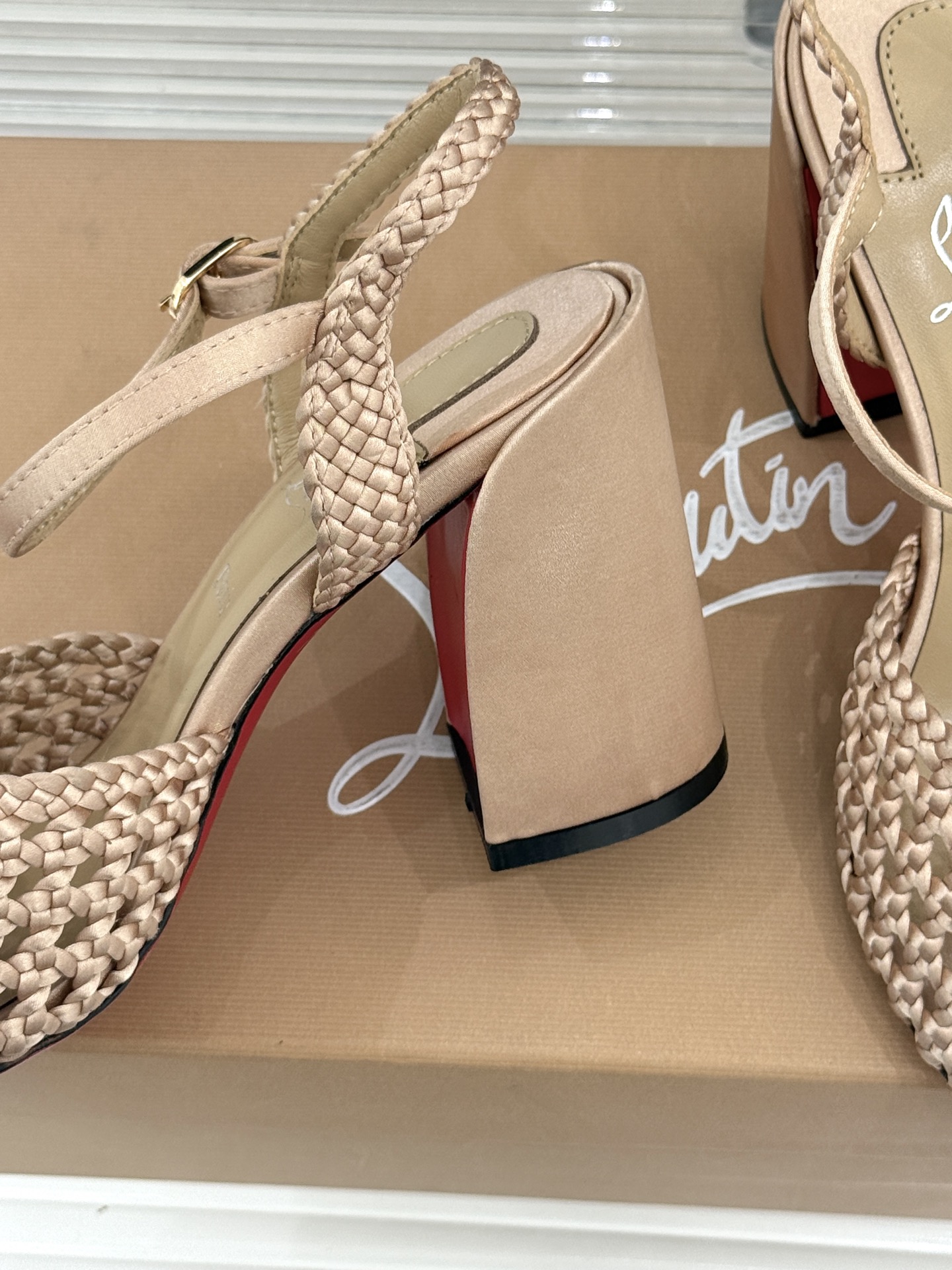 ChristinLouboutin/CL26WF新品 编织镂空红底粗跟凉鞋 编织镂空透气感拉满 经典红底一眼沦陷 粗跟稳