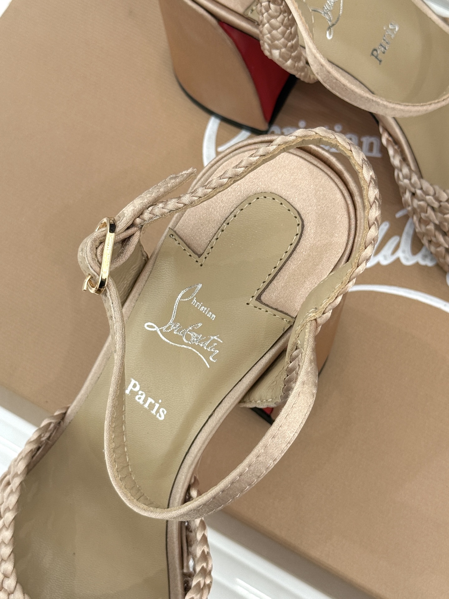 ChristinLouboutin/CL26WF新品 编织镂空红底粗跟凉鞋 编织镂空透气感拉满 经典红底一眼沦陷 粗跟稳