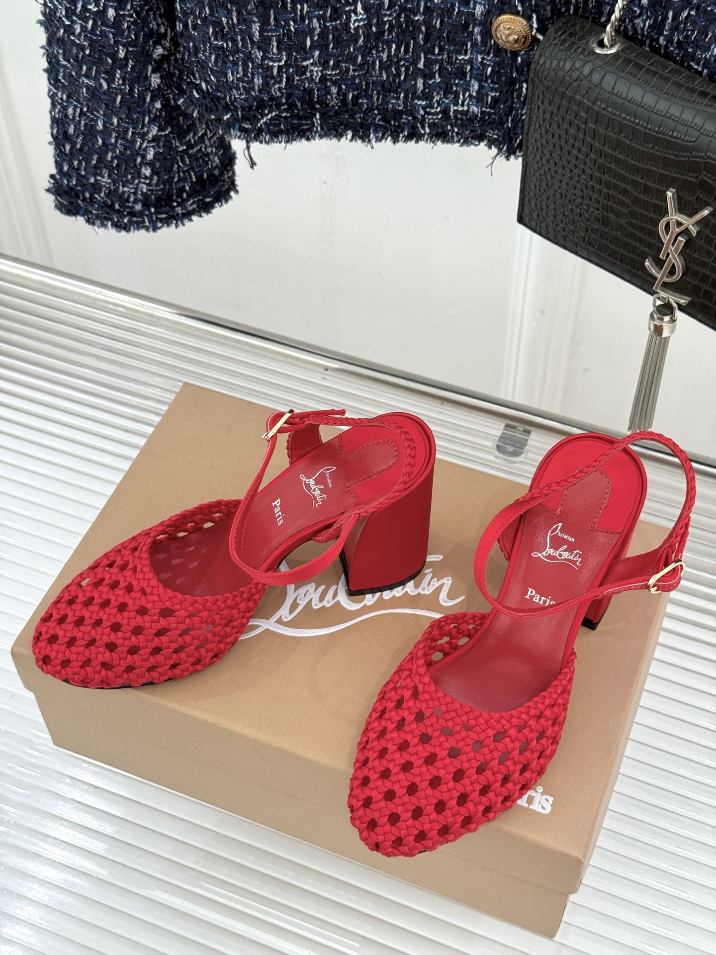 ChristinLouboutin/CL26WF新品 编织镂空红底粗跟凉鞋 编织镂空透气感拉满 经典红底一眼沦陷 粗跟稳 ChristinLouboutin/CL26WF新品 编织镂空红底粗跟凉鞋 编织镂空透气感拉满 经典红底一眼沦陷 粗跟稳