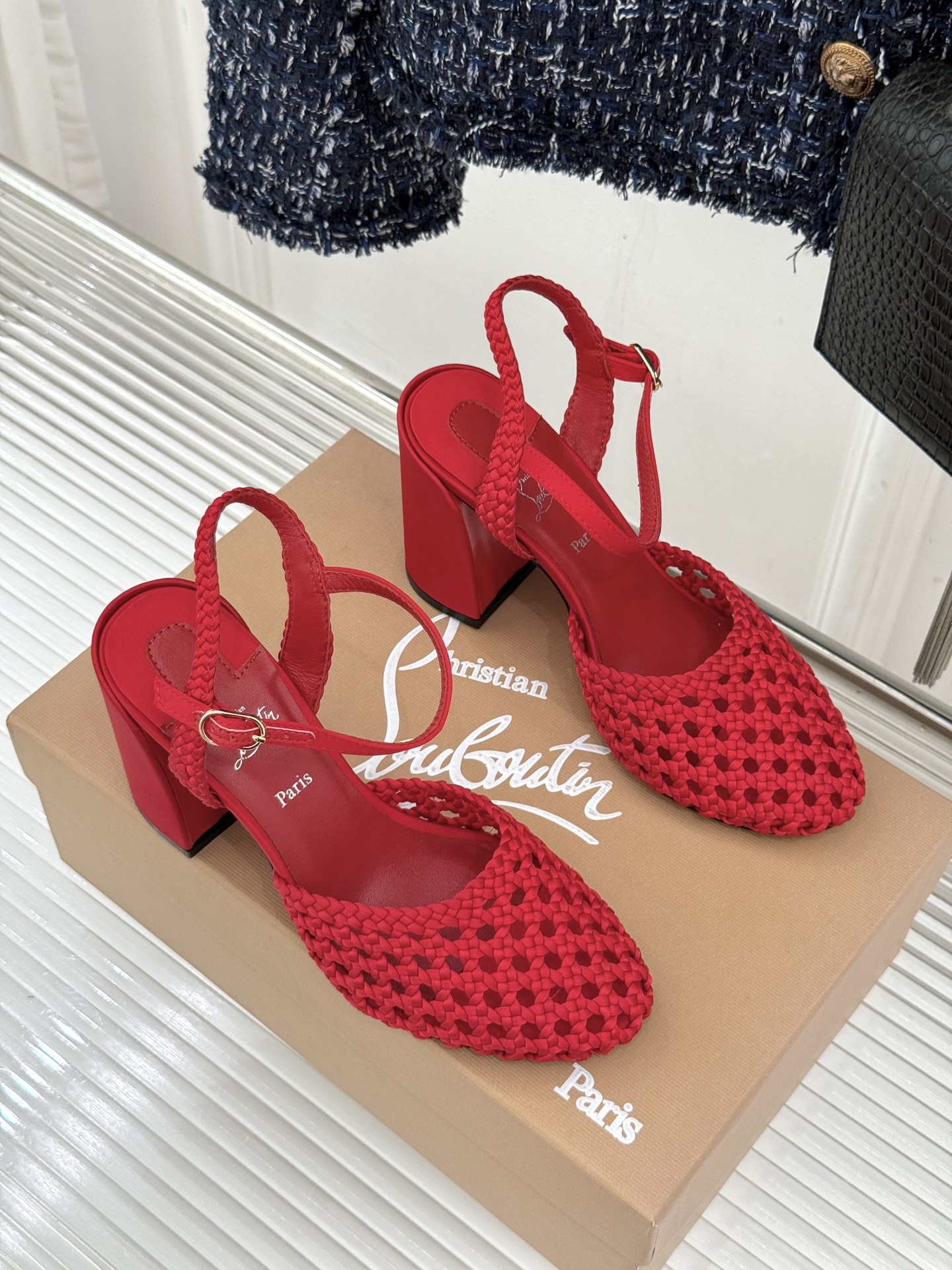 ChristinLouboutin/CL26WF新品 编织镂空红底粗跟凉鞋 编织镂空透气感拉满 经典红底一眼沦陷 粗跟稳 ChristinLouboutin/CL26WF新品 编织镂空红底粗跟凉鞋 编织镂空透气感拉满 经典红底一眼沦陷 粗跟稳
