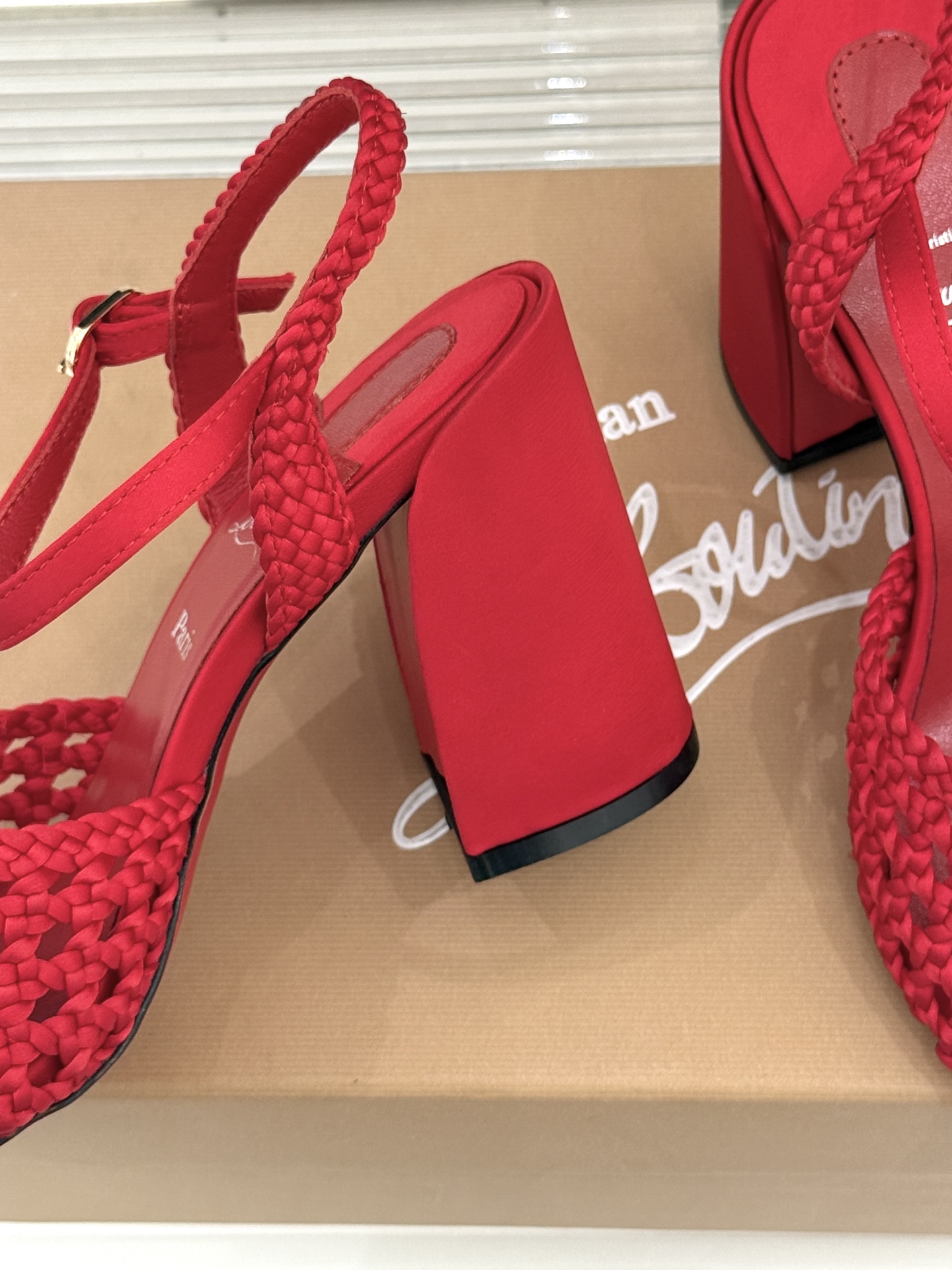ChristinLouboutin/CL26WF新品 编织镂空红底粗跟凉鞋 编织镂空透气感拉满 经典红底一眼沦陷 粗跟稳 ChristinLouboutin/CL26WF新品 编织镂空红底粗跟凉鞋 编织镂空透气感拉满 经典红底一眼沦陷 粗跟稳