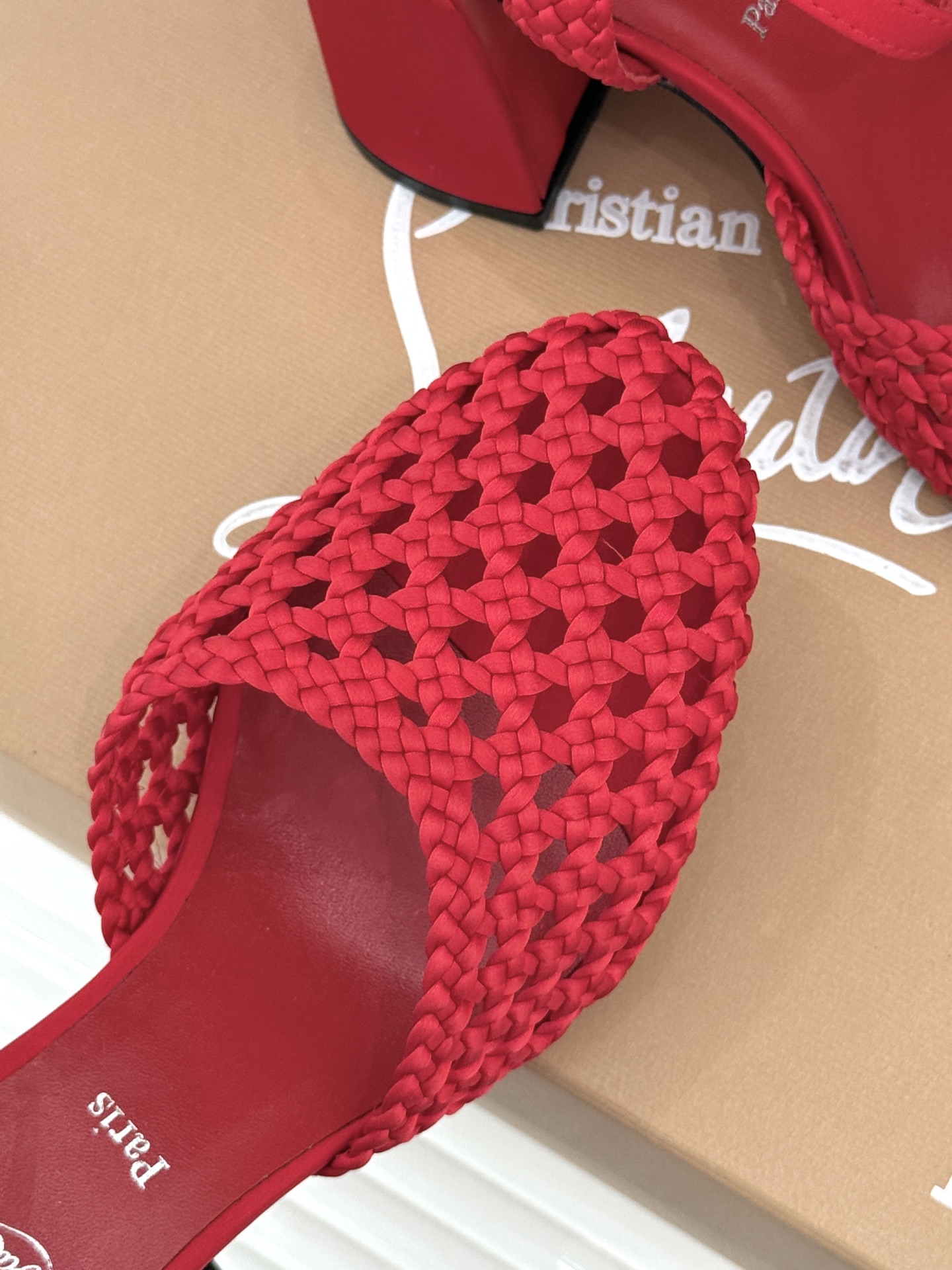 ChristinLouboutin/CL26WF新品 编织镂空红底粗跟凉鞋 编织镂空透气感拉满 经典红底一眼沦陷 粗跟稳 ChristinLouboutin/CL26WF新品 编织镂空红底粗跟凉鞋 编织镂空透气感拉满 经典红底一眼沦陷 粗跟稳