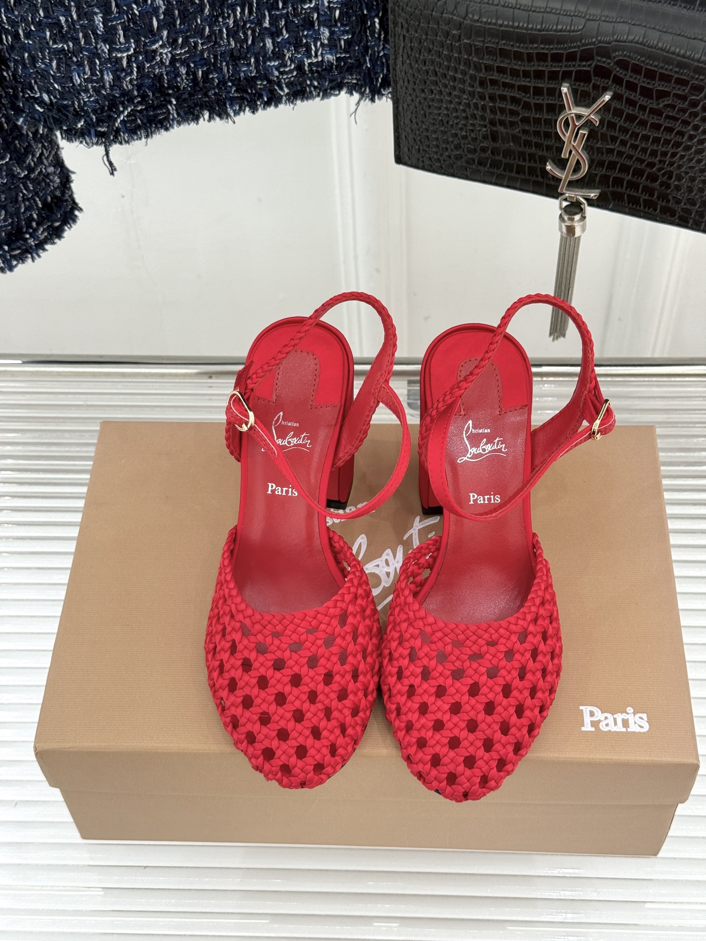 ChristinLouboutin/CL26WF新品 编织镂空红底粗跟凉鞋 编织镂空透气感拉满 经典红底一眼沦陷 粗跟稳 ChristinLouboutin/CL26WF新品 编织镂空红底粗跟凉鞋 编织镂空透气感拉满 经典红底一眼沦陷 粗跟稳