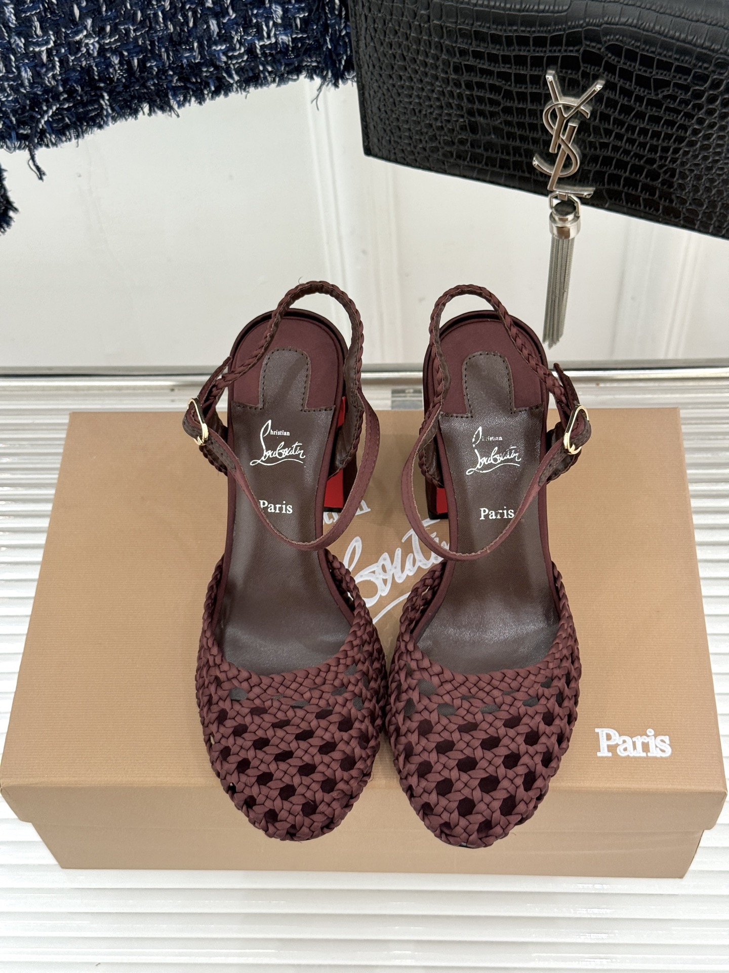 ChristinLouboutin/CL26WF新品 编织镂空红底粗跟凉鞋 编织镂空透气感拉满 经典红底一眼沦陷 粗跟稳 ChristinLouboutin/CL26WF新品 编织镂空红底粗跟凉鞋 编织镂空透气感拉满 经典红底一眼沦陷 粗跟稳
