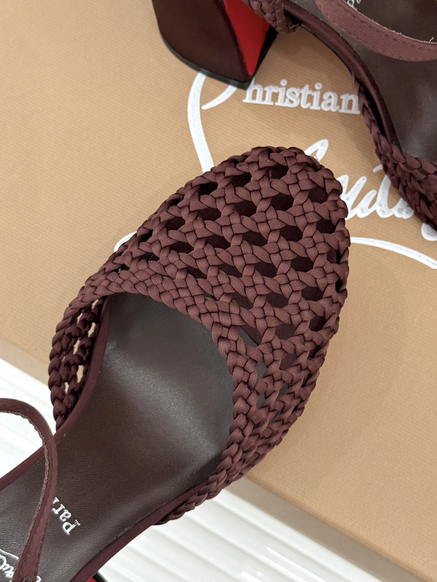 ChristinLouboutin/CL26WF新品 编织镂空红底粗跟凉鞋 编织镂空透气感拉满 经典红底一眼沦陷 粗跟稳 ChristinLouboutin/CL26WF新品 编织镂空红底粗跟凉鞋 编织镂空透气感拉满 经典红底一眼沦陷 粗跟稳
