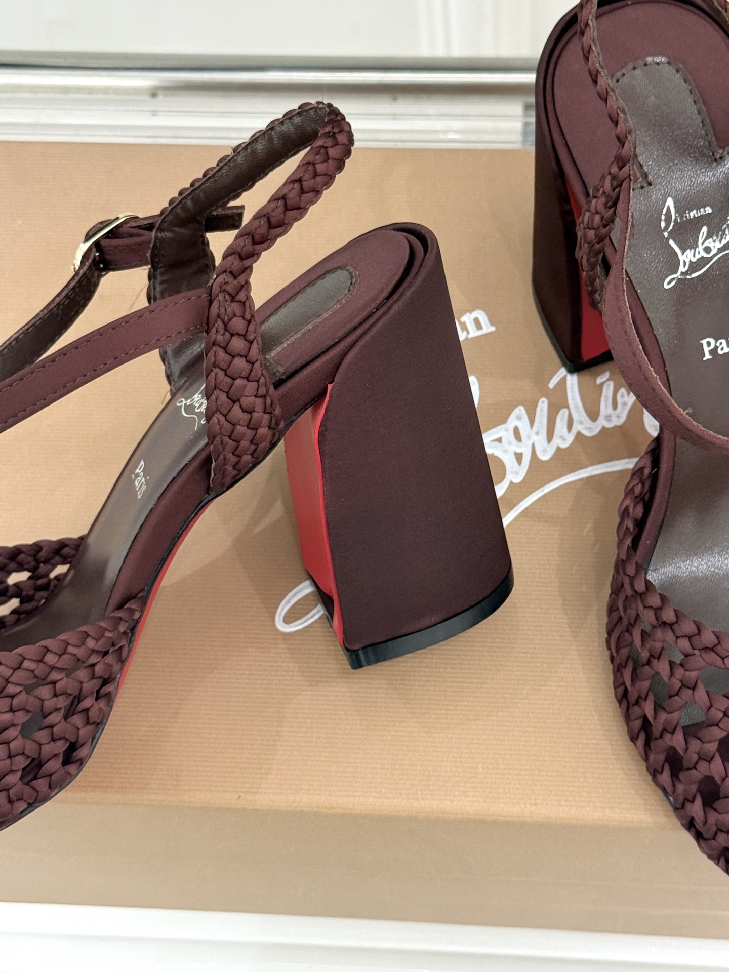 ChristinLouboutin/CL26WF新品 编织镂空红底粗跟凉鞋 编织镂空透气感拉满 经典红底一眼沦陷 粗跟稳 ChristinLouboutin/CL26WF新品 编织镂空红底粗跟凉鞋 编织镂空透气感拉满 经典红底一眼沦陷 粗跟稳