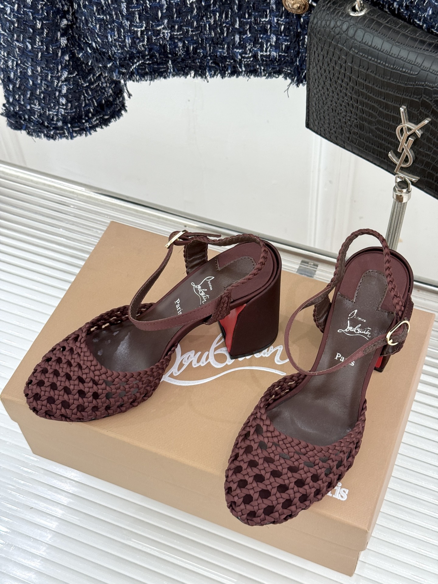 ChristinLouboutin/CL26WF新品 编织镂空红底粗跟凉鞋 编织镂空透气感拉满 经典红底一眼沦陷 粗跟稳 ChristinLouboutin/CL26WF新品 编织镂空红底粗跟凉鞋 编织镂空透气感拉满 经典红底一眼沦陷 粗跟稳