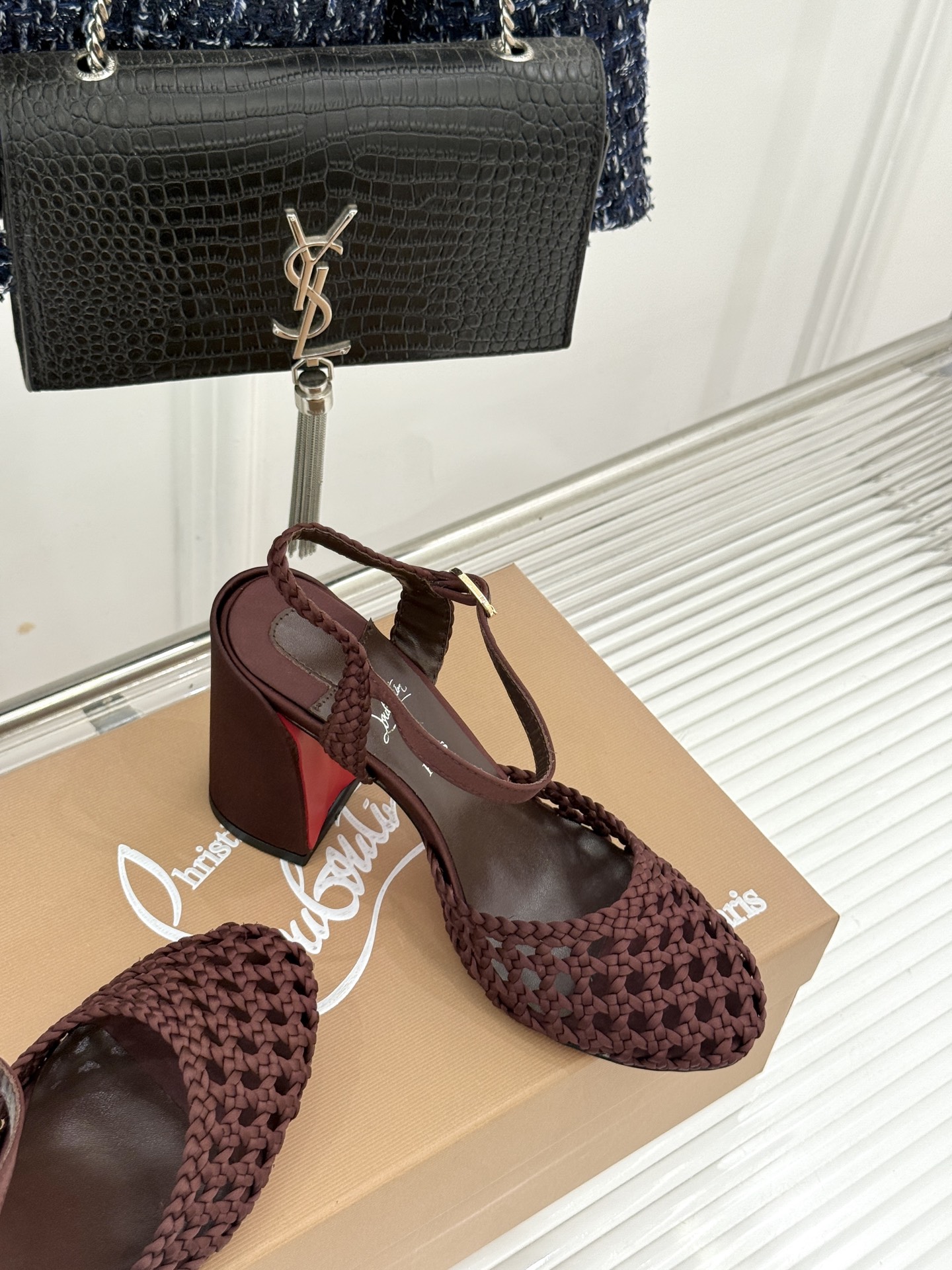 ChristinLouboutin/CL26WF新品 编织镂空红底粗跟凉鞋 编织镂空透气感拉满 经典红底一眼沦陷 粗跟稳 ChristinLouboutin/CL26WF新品 编织镂空红底粗跟凉鞋 编织镂空透气感拉满 经典红底一眼沦陷 粗跟稳