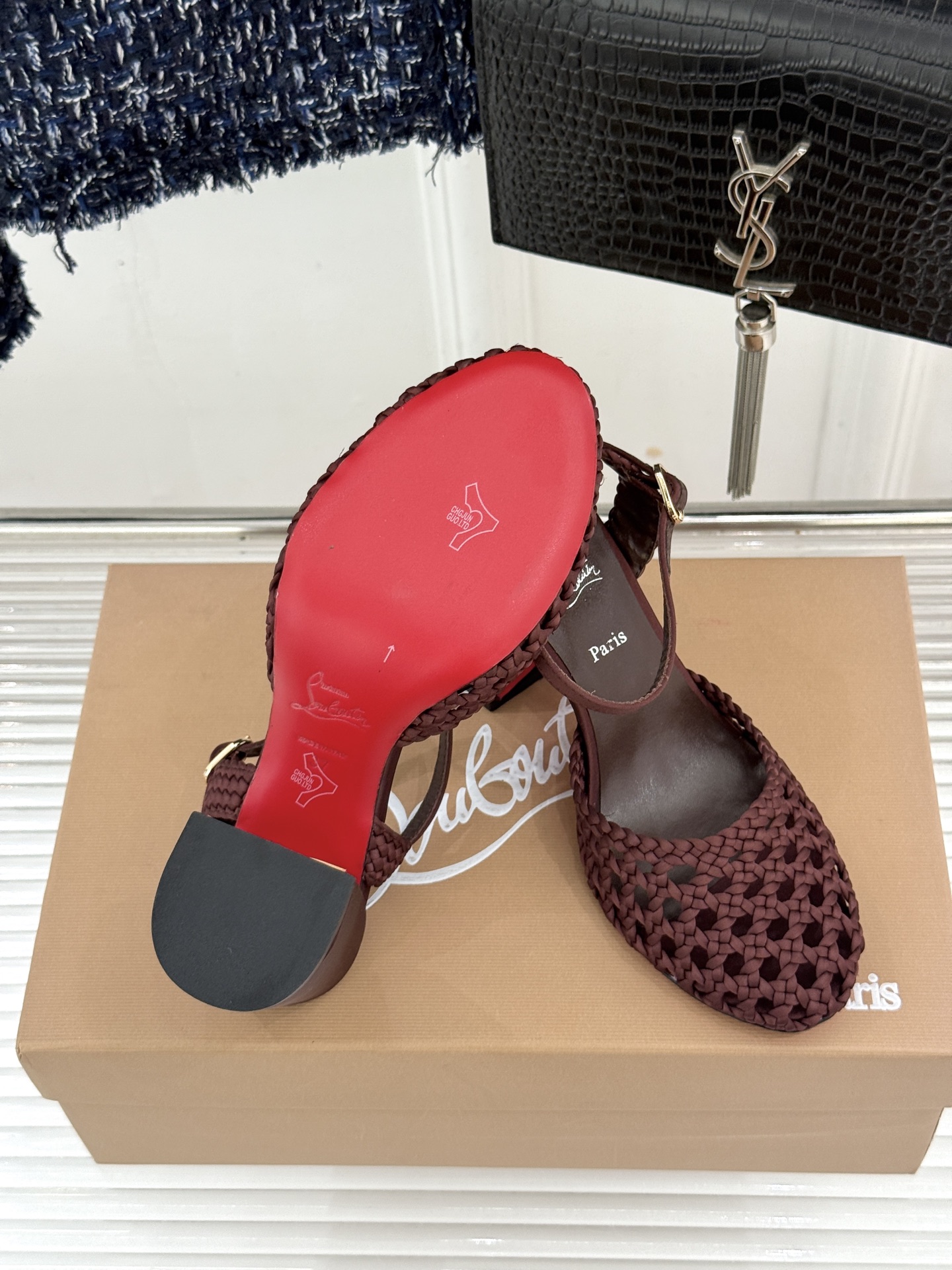 ChristinLouboutin/CL26WF新品 编织镂空红底粗跟凉鞋 编织镂空透气感拉满 经典红底一眼沦陷 粗跟稳 ChristinLouboutin/CL26WF新品 编织镂空红底粗跟凉鞋 编织镂空透气感拉满 经典红底一眼沦陷 粗跟稳