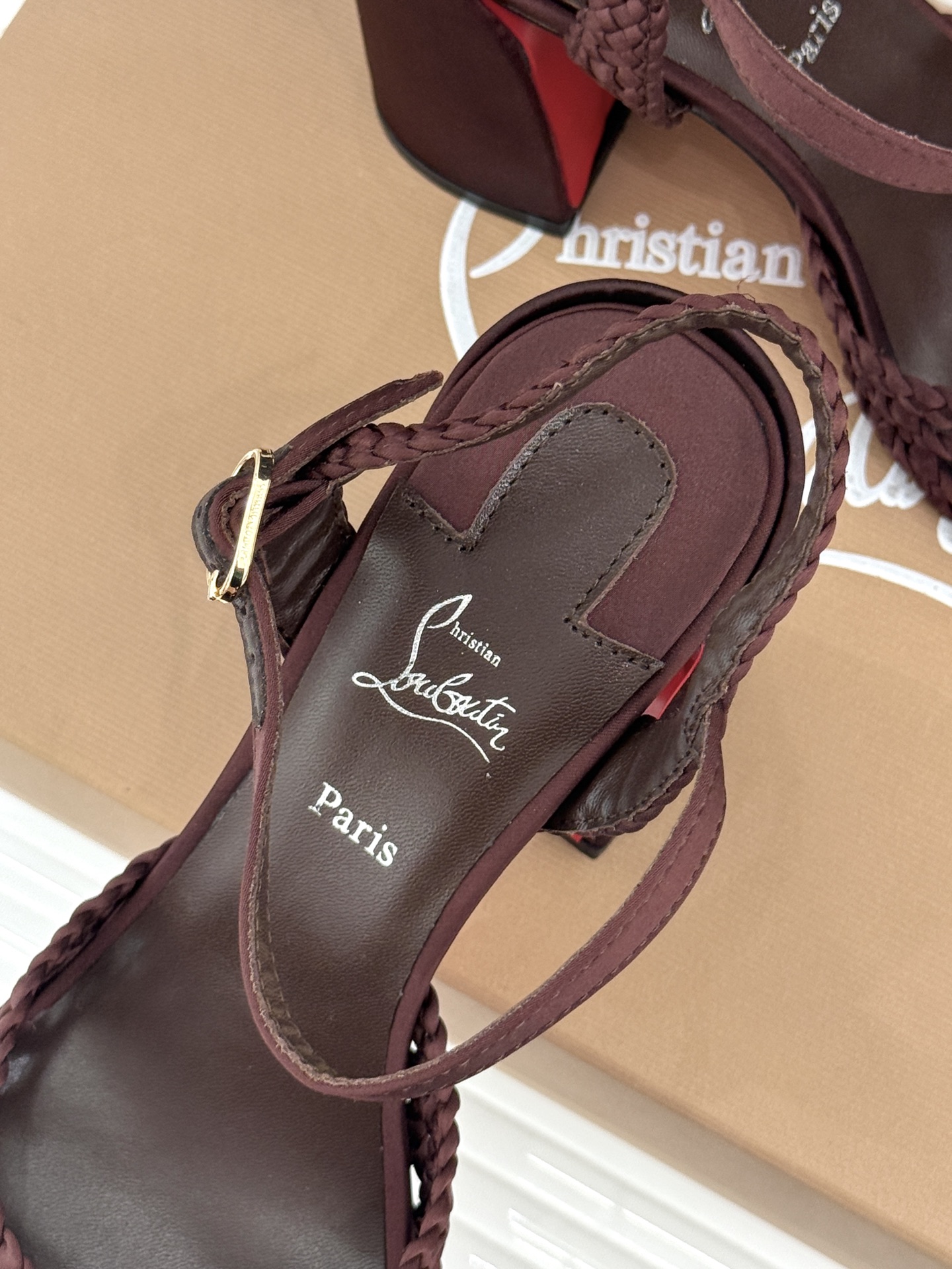 ChristinLouboutin/CL26WF新品 编织镂空红底粗跟凉鞋 编织镂空透气感拉满 经典红底一眼沦陷 粗跟稳 ChristinLouboutin/CL26WF新品 编织镂空红底粗跟凉鞋 编织镂空透气感拉满 经典红底一眼沦陷 粗跟稳