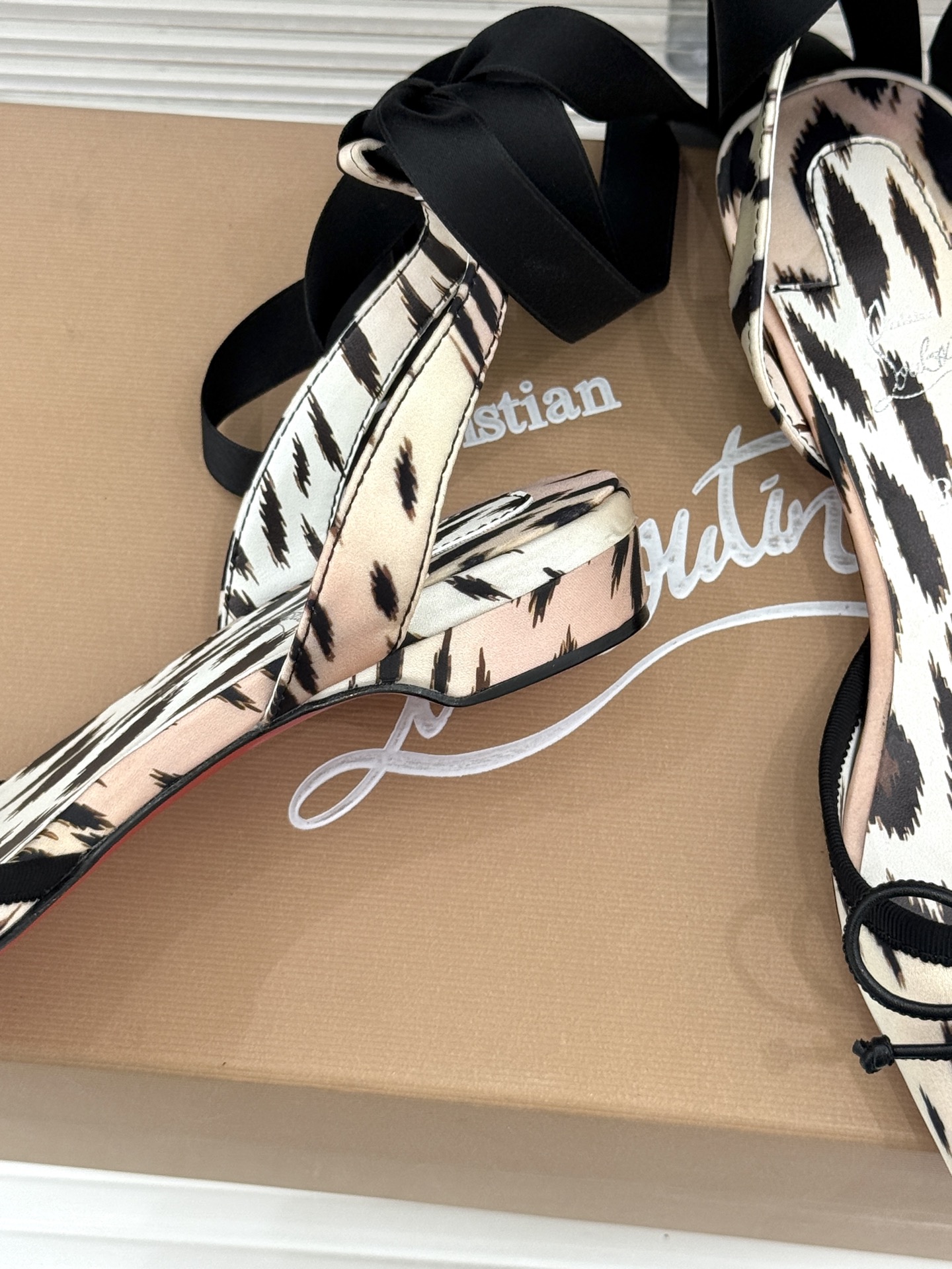 ChristinLouboutin/CL26WF新品 猪鼻子蝴蝶结高跟凉鞋 在时尚的舞台上CL始终是璀璨的明星 而这款猪 ChristinLouboutin/CL26WF新品 猪鼻子蝴蝶结高跟凉鞋 在时尚的舞台上CL始终是璀璨的明星 而这款猪