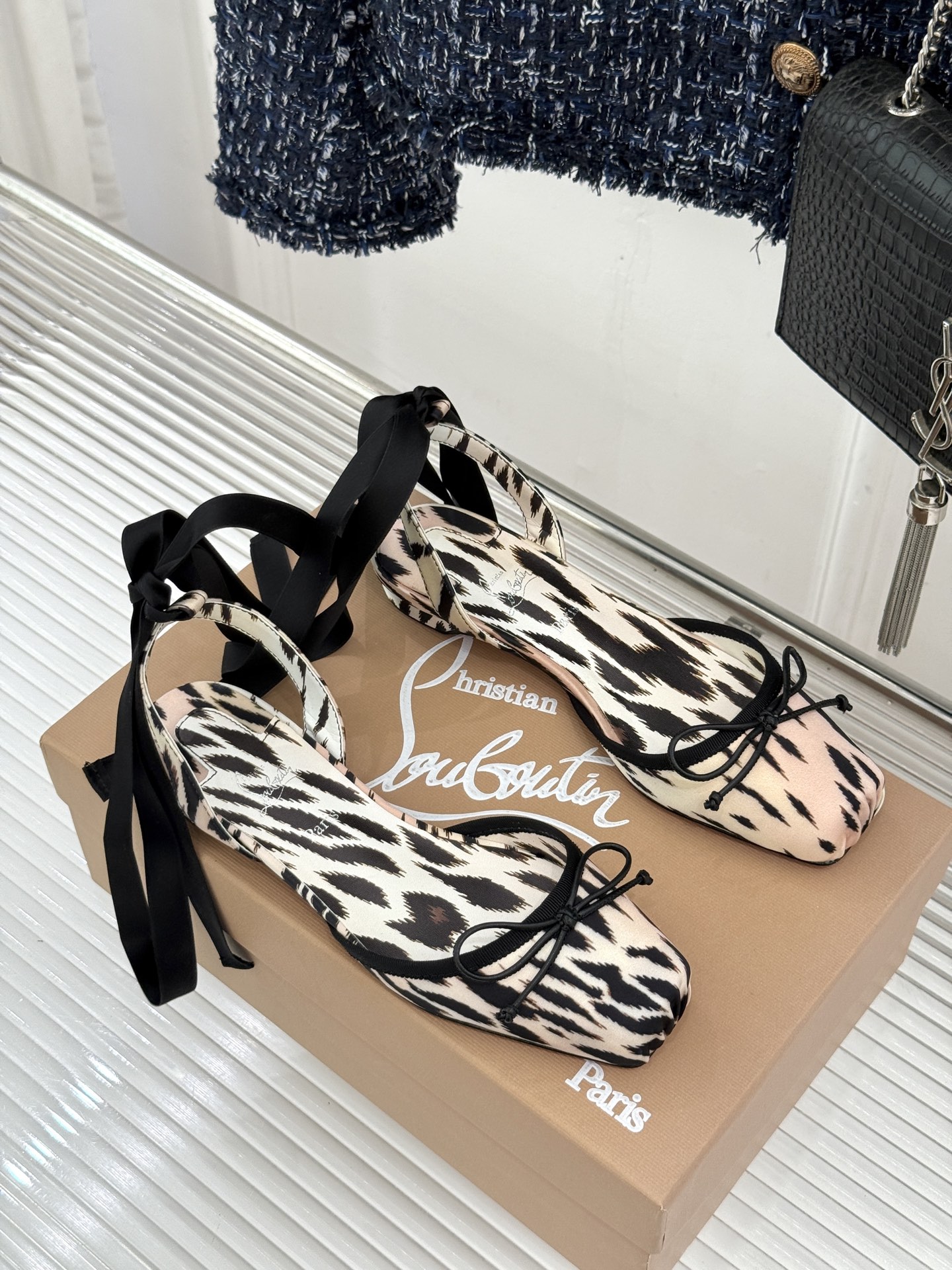 ChristinLouboutin/CL26WF新品 猪鼻子蝴蝶结高跟凉鞋 在时尚的舞台上CL始终是璀璨的明星 而这款猪 ChristinLouboutin/CL26WF新品 猪鼻子蝴蝶结高跟凉鞋 在时尚的舞台上CL始终是璀璨的明星 而这款猪