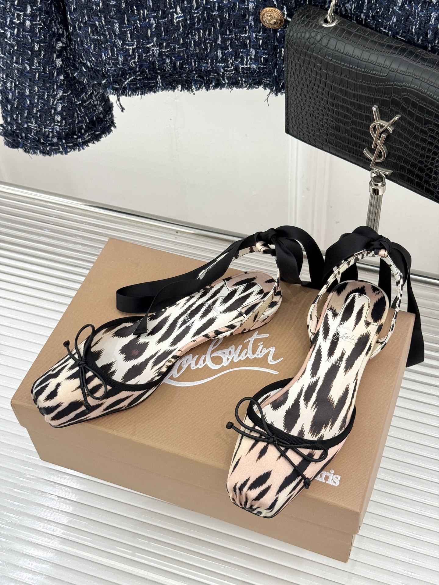 ChristinLouboutin/CL26WF新品 猪鼻子蝴蝶结高跟凉鞋 在时尚的舞台上CL始终是璀璨的明星 而这款猪 ChristinLouboutin/CL26WF新品 猪鼻子蝴蝶结高跟凉鞋 在时尚的舞台上CL始终是璀璨的明星 而这款猪