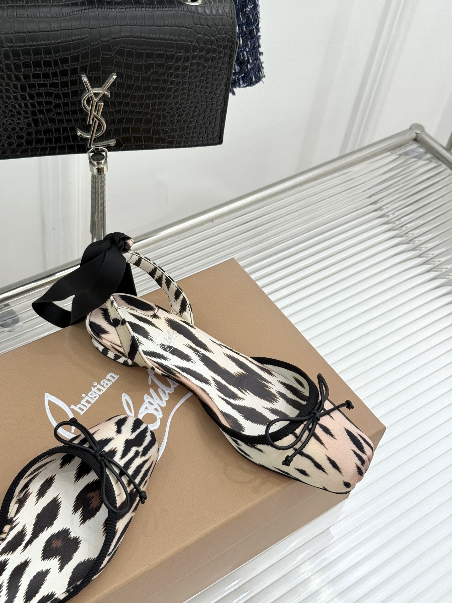 ChristinLouboutin/CL26WF新品 猪鼻子蝴蝶结高跟凉鞋 在时尚的舞台上CL始终是璀璨的明星 而这款猪 ChristinLouboutin/CL26WF新品 猪鼻子蝴蝶结高跟凉鞋 在时尚的舞台上CL始终是璀璨的明星 而这款猪