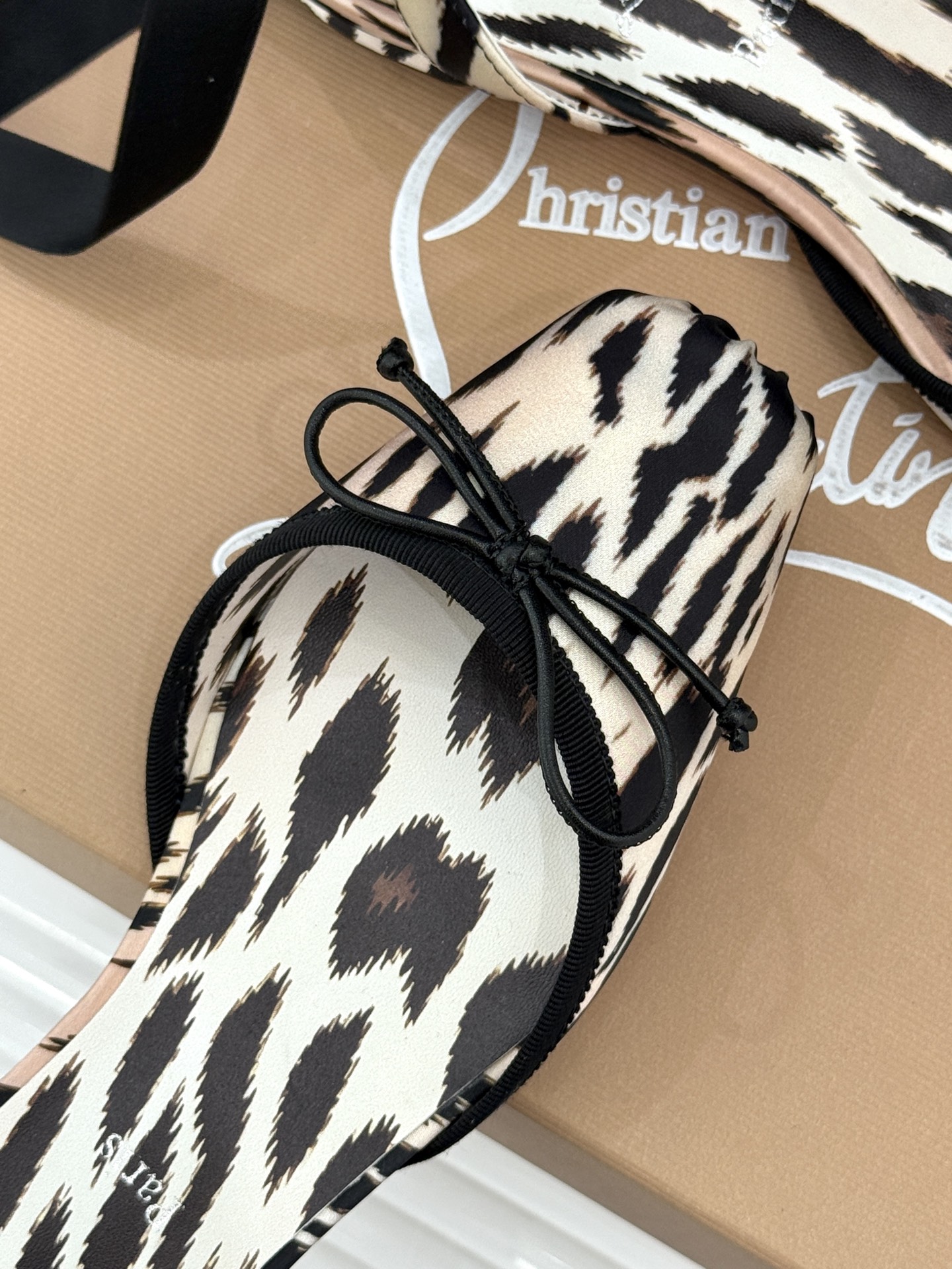 ChristinLouboutin/CL26WF新品 猪鼻子蝴蝶结高跟凉鞋 在时尚的舞台上CL始终是璀璨的明星 而这款猪 ChristinLouboutin/CL26WF新品 猪鼻子蝴蝶结高跟凉鞋 在时尚的舞台上CL始终是璀璨的明星 而这款猪