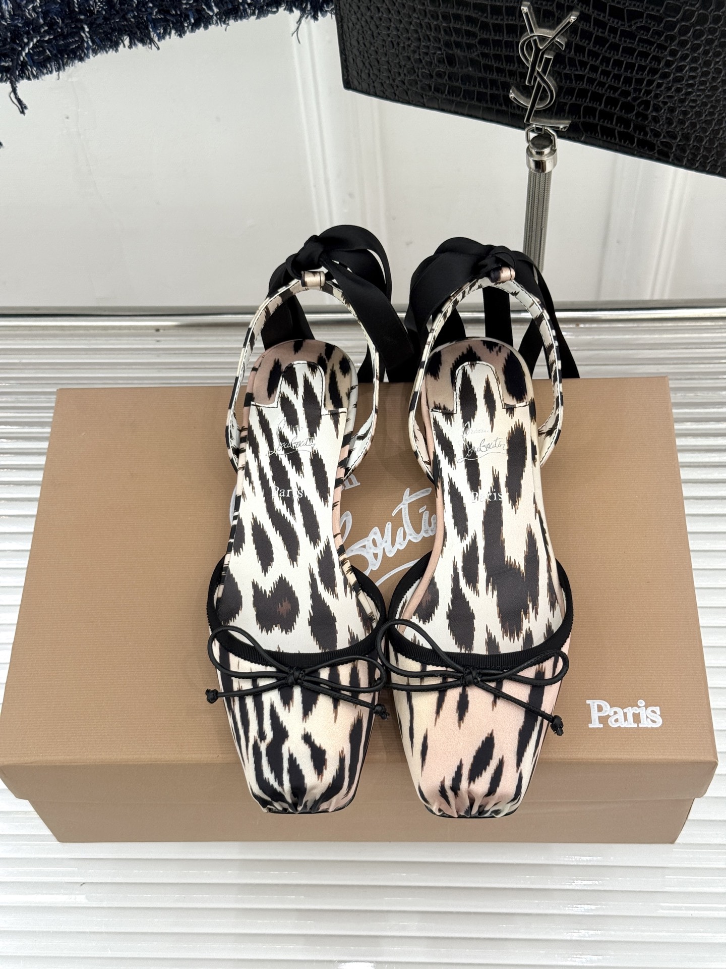 ChristinLouboutin/CL26WF新品 猪鼻子蝴蝶结高跟凉鞋 在时尚的舞台上CL始终是璀璨的明星 而这款猪 ChristinLouboutin/CL26WF新品 猪鼻子蝴蝶结高跟凉鞋 在时尚的舞台上CL始终是璀璨的明星 而这款猪