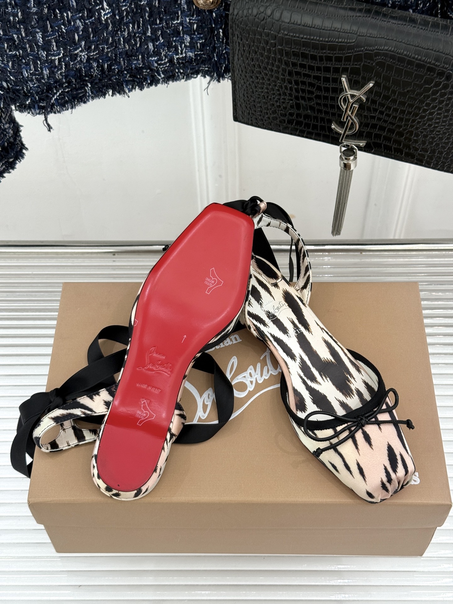 ChristinLouboutin/CL26WF新品 猪鼻子蝴蝶结高跟凉鞋 在时尚的舞台上CL始终是璀璨的明星 而这款猪 ChristinLouboutin/CL26WF新品 猪鼻子蝴蝶结高跟凉鞋 在时尚的舞台上CL始终是璀璨的明星 而这款猪