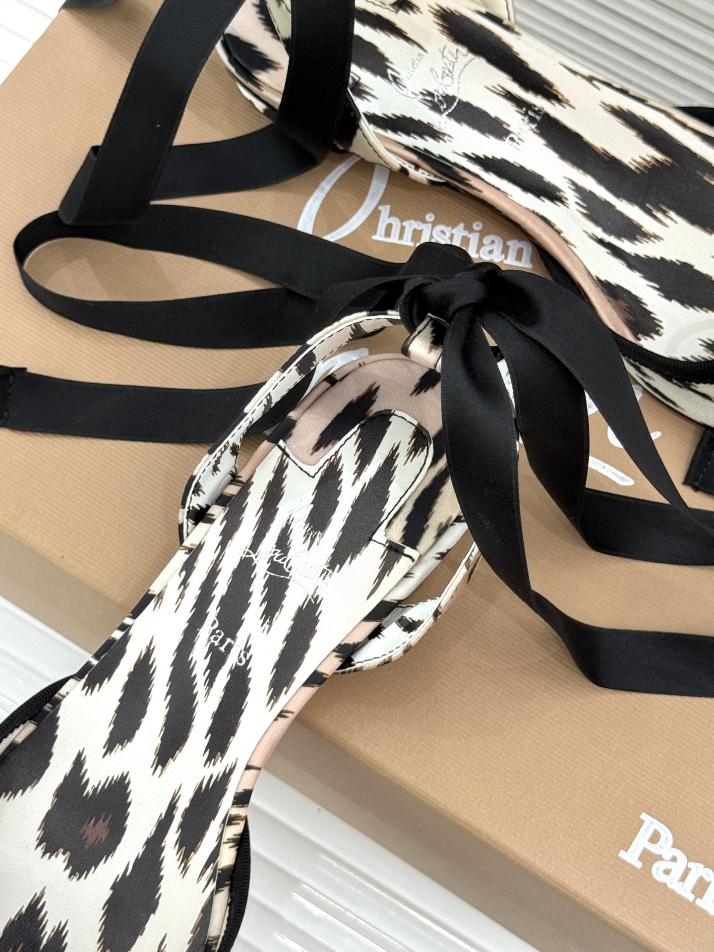 ChristinLouboutin/CL26WF新品 猪鼻子蝴蝶结高跟凉鞋 在时尚的舞台上CL始终是璀璨的明星 而这款猪 ChristinLouboutin/CL26WF新品 猪鼻子蝴蝶结高跟凉鞋 在时尚的舞台上CL始终是璀璨的明星 而这款猪