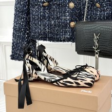 ChristinLouboutin/CL26WF新品 猪鼻子蝴蝶结高跟凉鞋 在时尚的舞台上CL始终是璀璨的明星 而这款猪 ChristinLouboutin/CL26WF新品 猪鼻子蝴蝶结高跟凉鞋 在时尚的舞台上CL始终是璀璨的明星 而这款猪