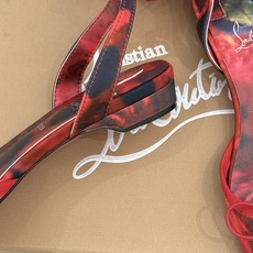 ChristinLouboutin/CL26WF新品 猪鼻子蝴蝶结高跟凉鞋 在时尚的舞台上CL始终是璀璨的明星 而这款猪 ChristinLouboutin/CL26WF新品 猪鼻子蝴蝶结高跟凉鞋 在时尚的舞台上CL始终是璀璨的明星 而这款猪