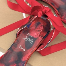 ChristinLouboutin/CL26WF新品 猪鼻子蝴蝶结高跟凉鞋 在时尚的舞台上CL始终是璀璨的明星 而这款猪 ChristinLouboutin/CL26WF新品 猪鼻子蝴蝶结高跟凉鞋 在时尚的舞台上CL始终是璀璨的明星 而这款猪